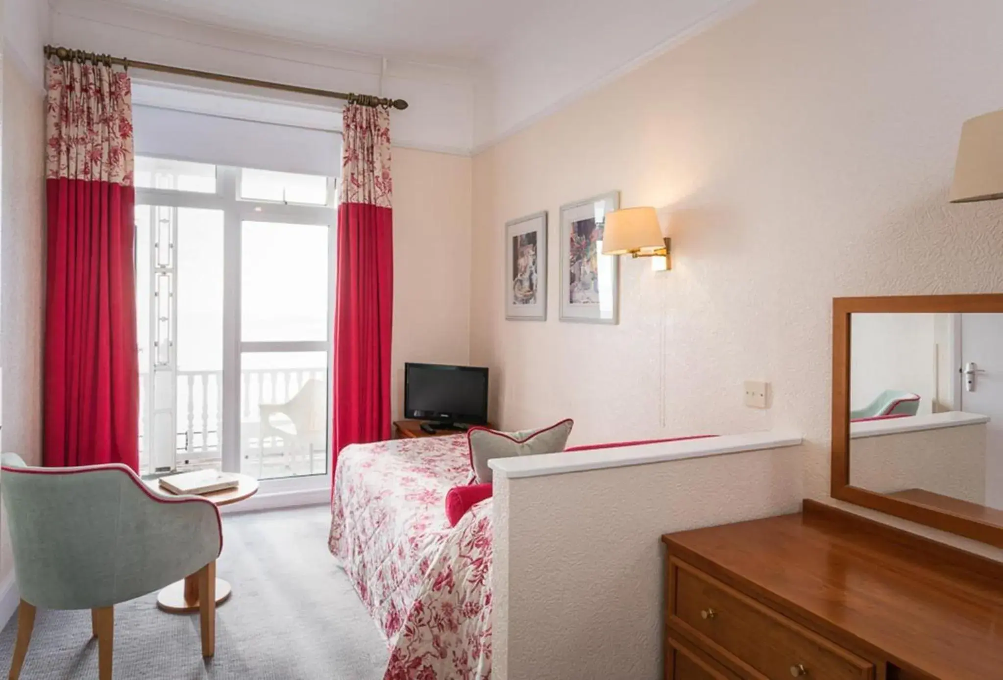 Deluxe Single Room with Balcony - single occupancy in Royal York & Faulkner Hotel Deluxe Single Room with Balcony - single occupancy in Royal York & Faulkner Hotel