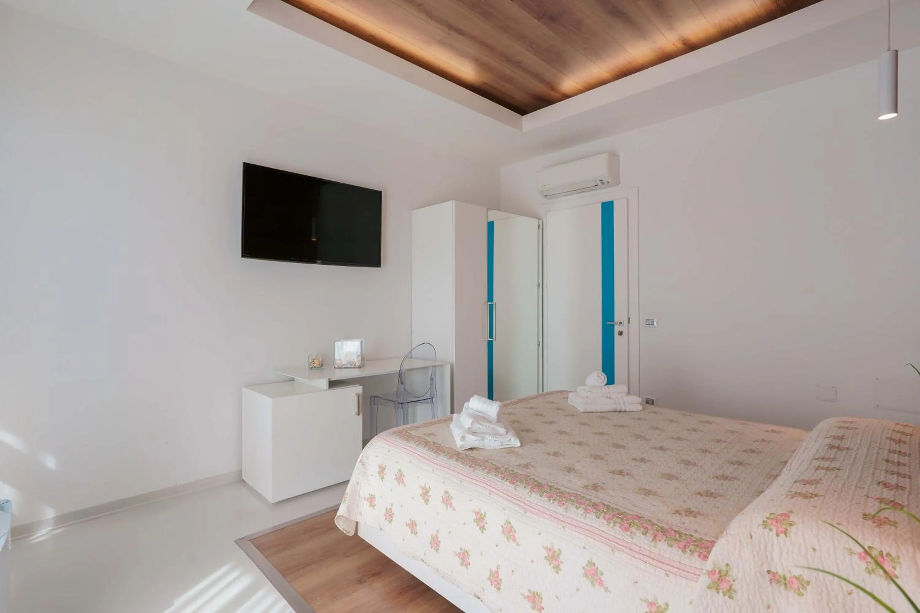 Bed in Lumiere Rooms - Eja Sardinia