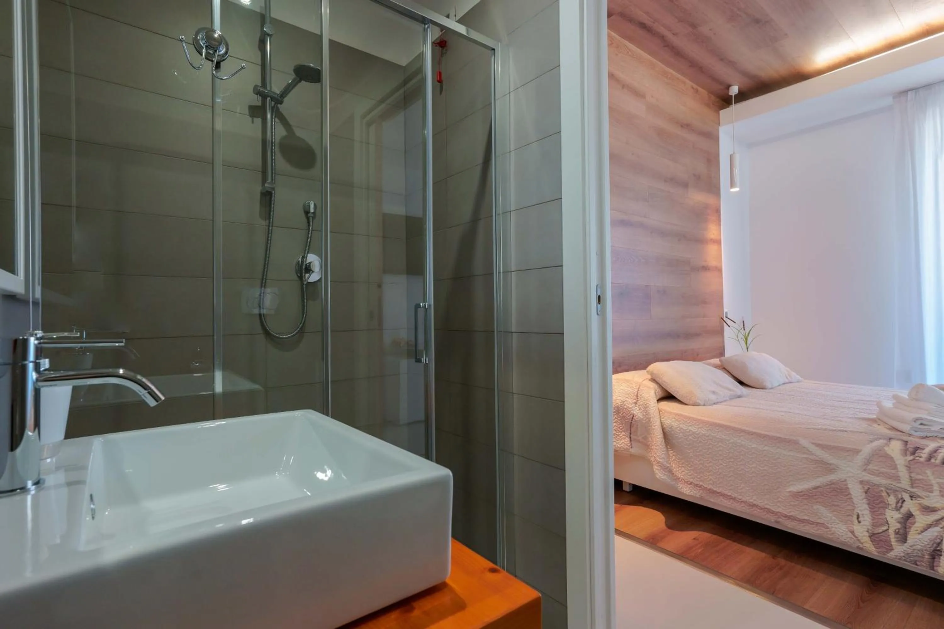 Shower, Bed in Lumiere Rooms - Eja Sardinia