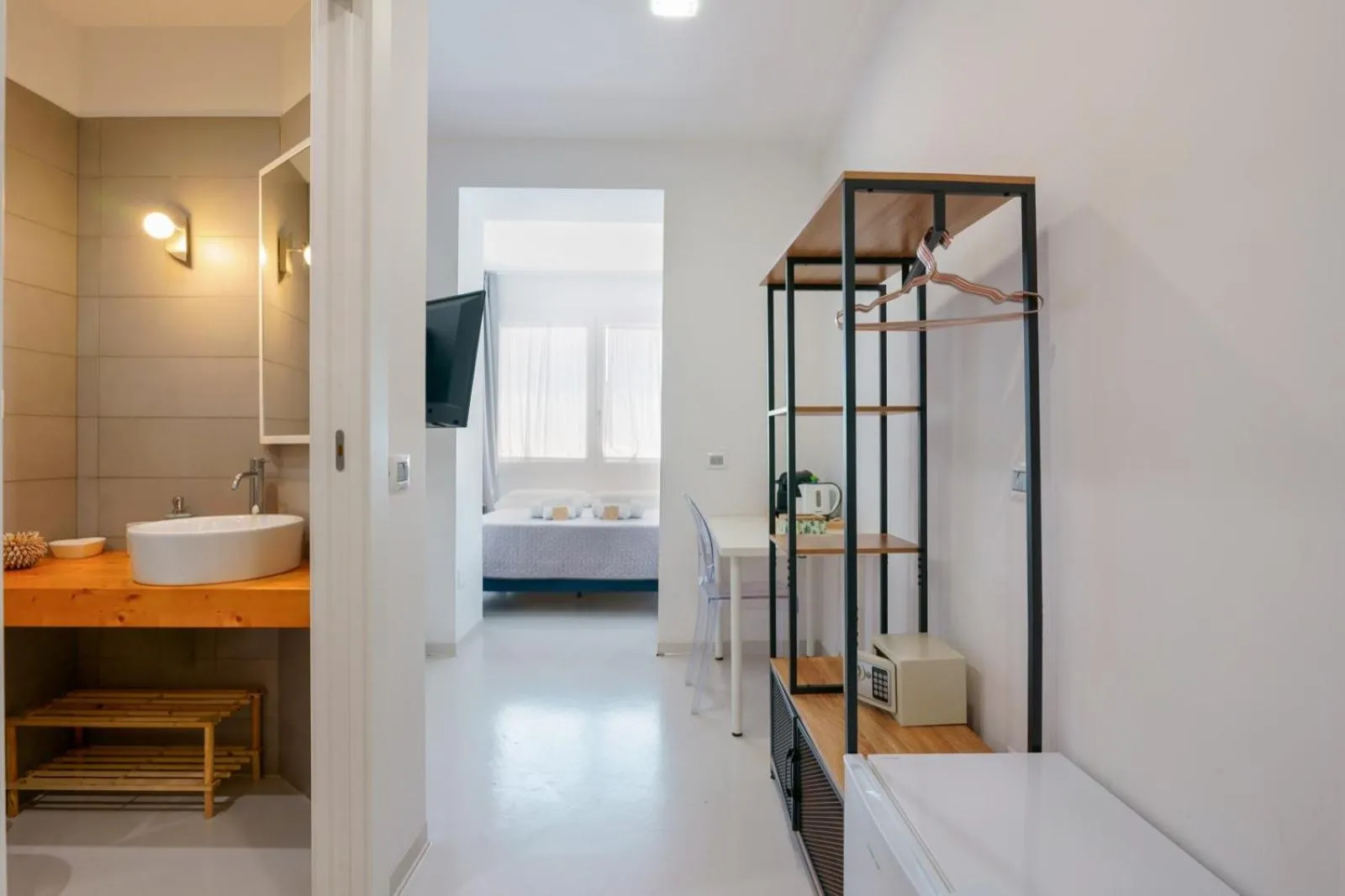 Shower, Bed in Lumiere Rooms - Eja Sardinia
