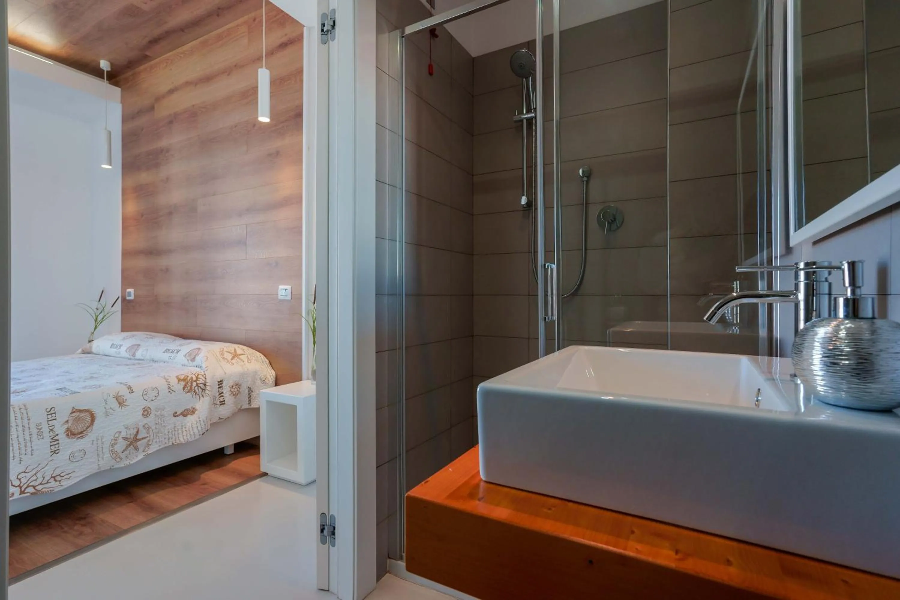 Shower, Bed in Lumiere Rooms - Eja Sardinia