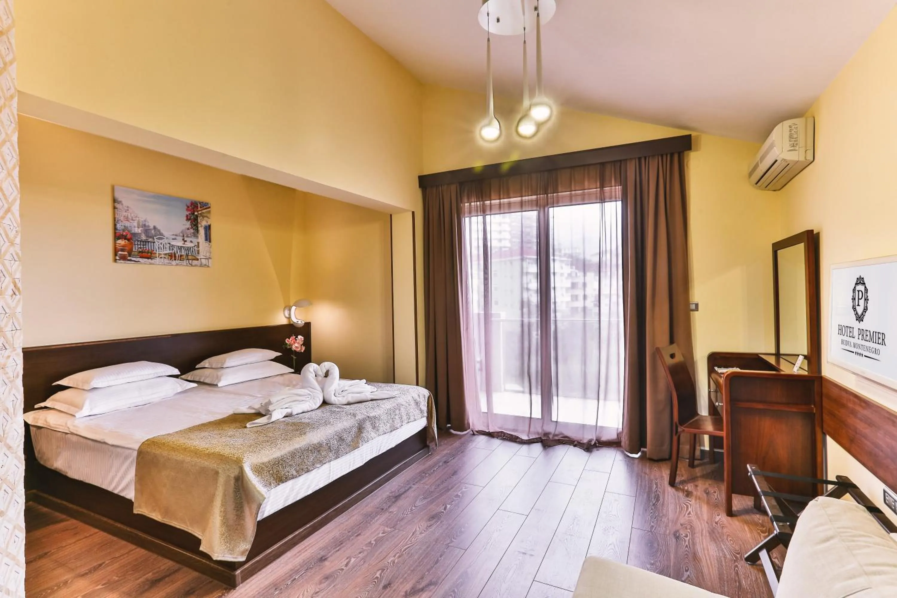 View (from property/room), Bed in Hotel Premier