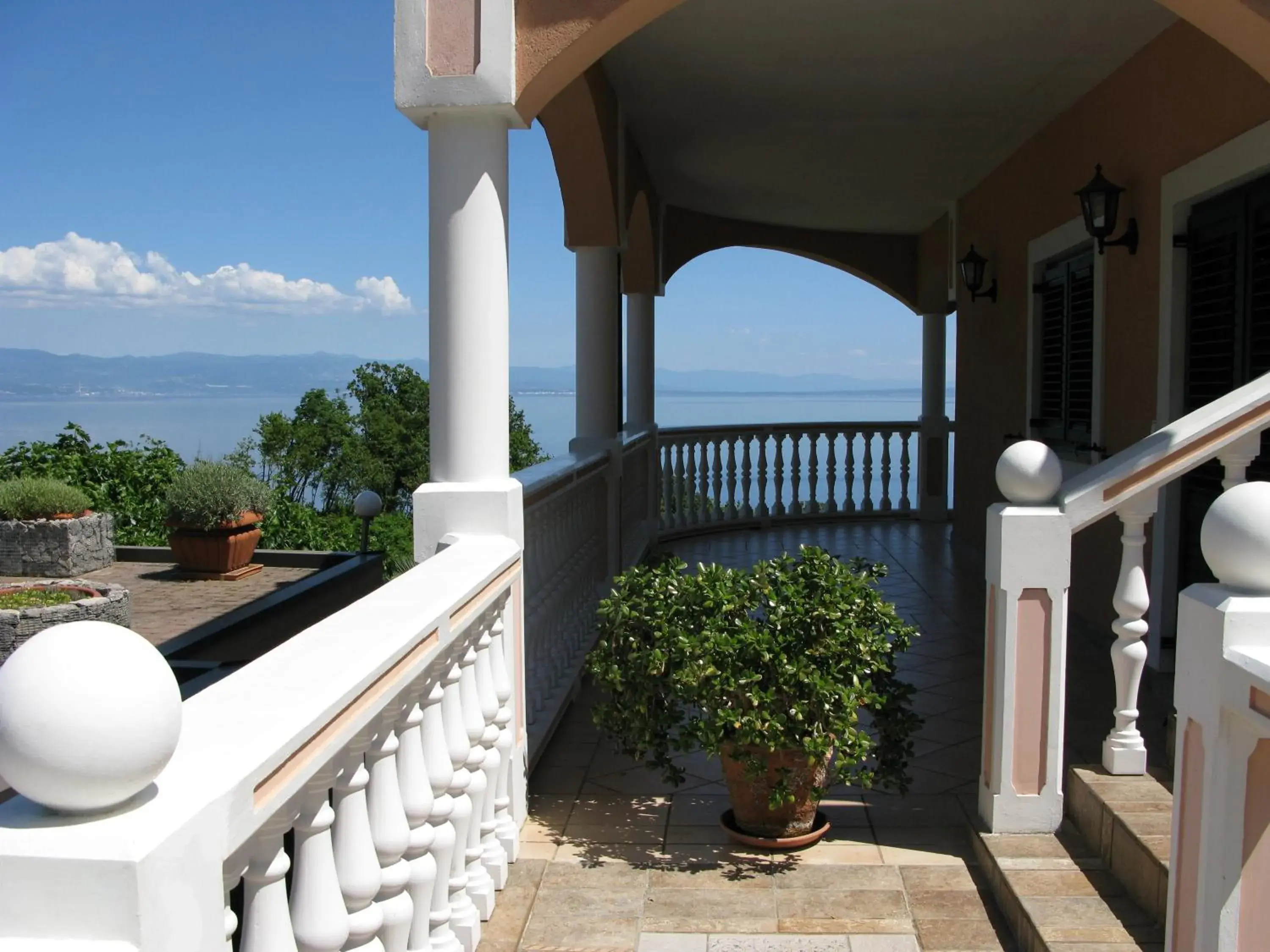 Deluxe Triple Room with Sea View in Bed and Breakfast Villa Iris Deluxe Triple Room with Sea View in Bed and Breakfast Villa Iris