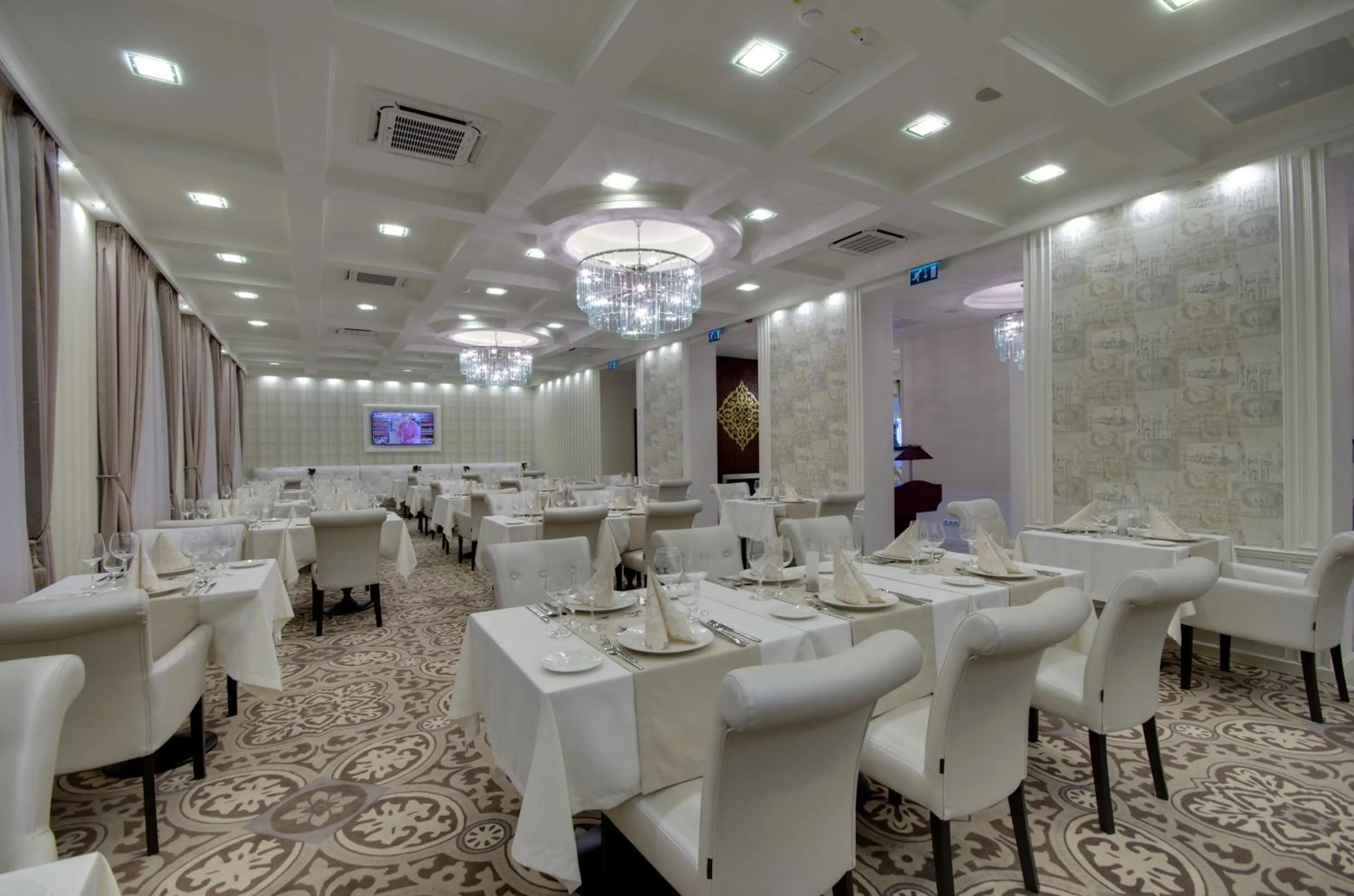 Restaurant/places to eat in Arcanum Hotel