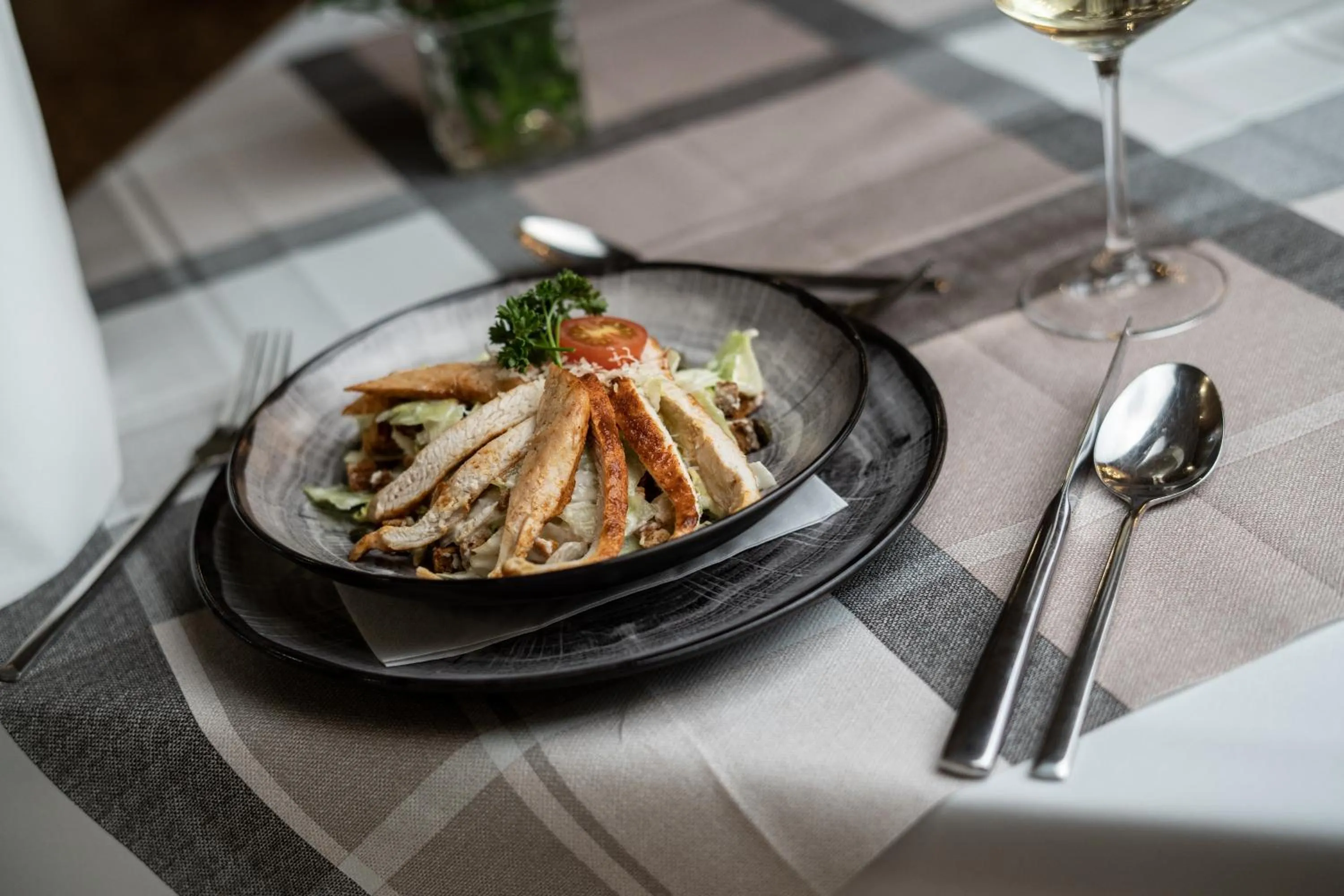 Restaurant/places to eat in Arcanum Hotel