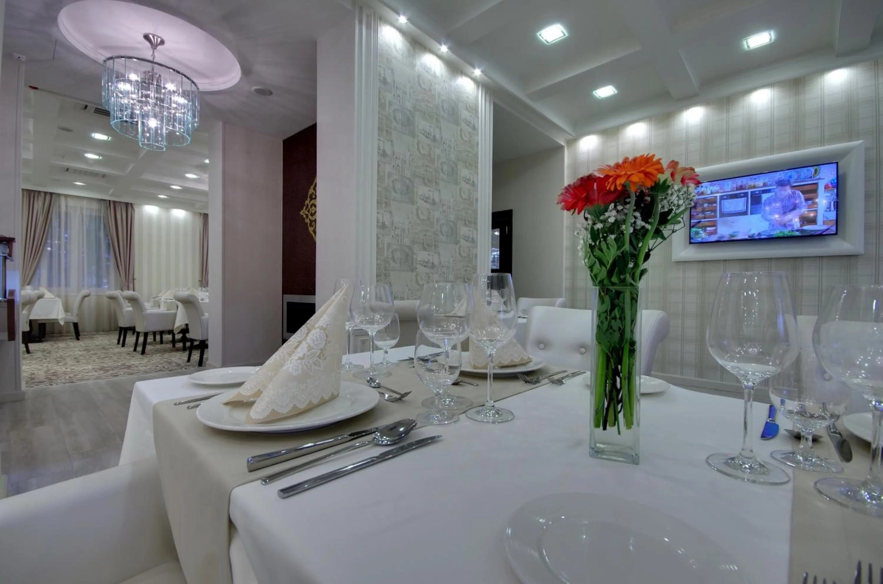 Restaurant/places to eat in Arcanum Hotel