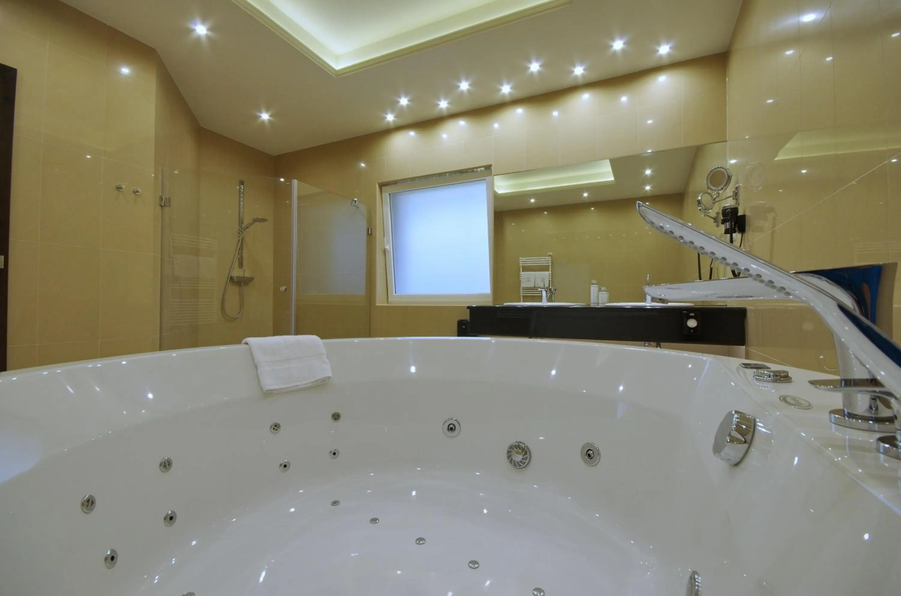 Hot Tub in Arcanum Hotel