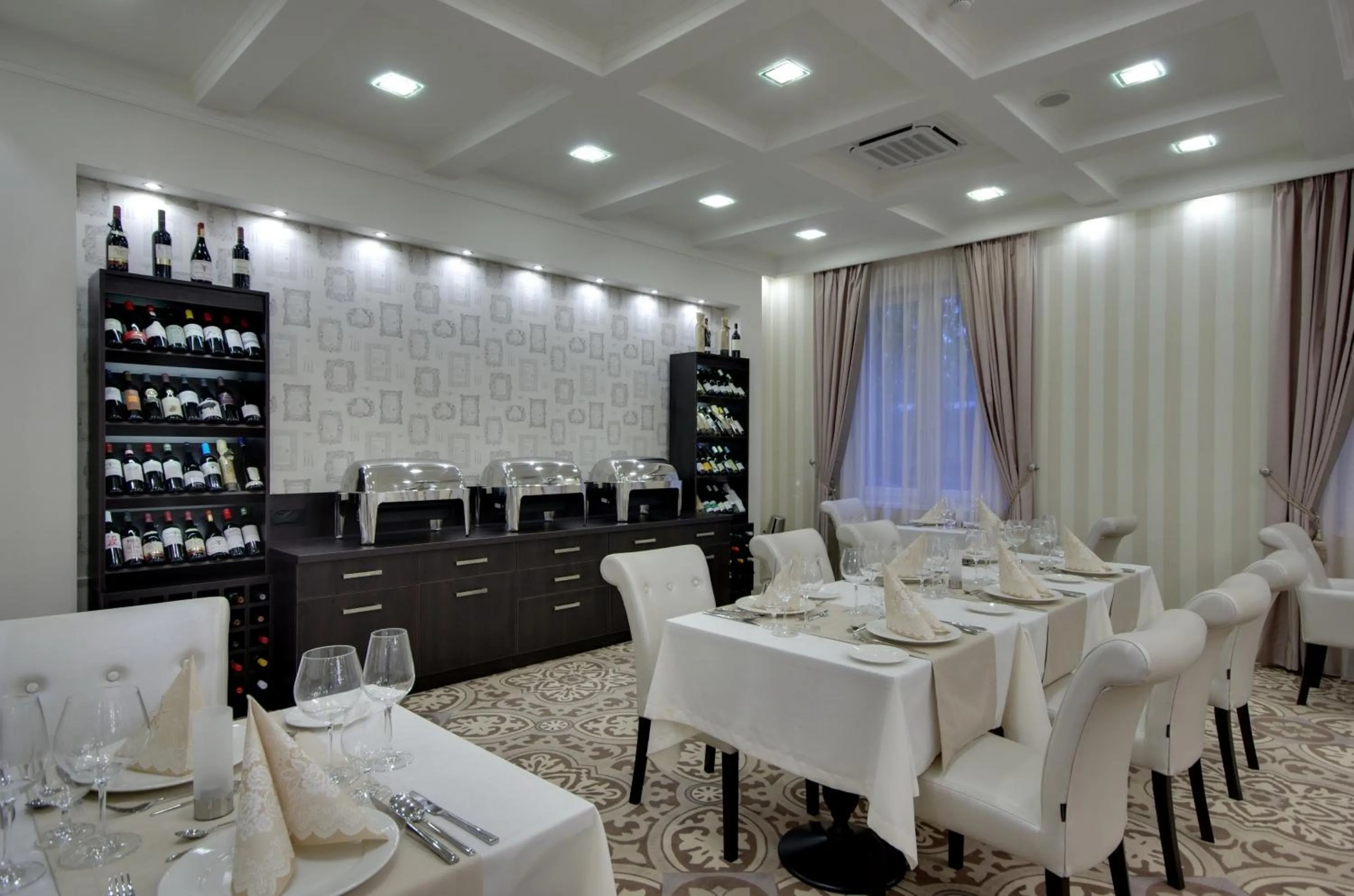Restaurant/places to eat in Arcanum Hotel