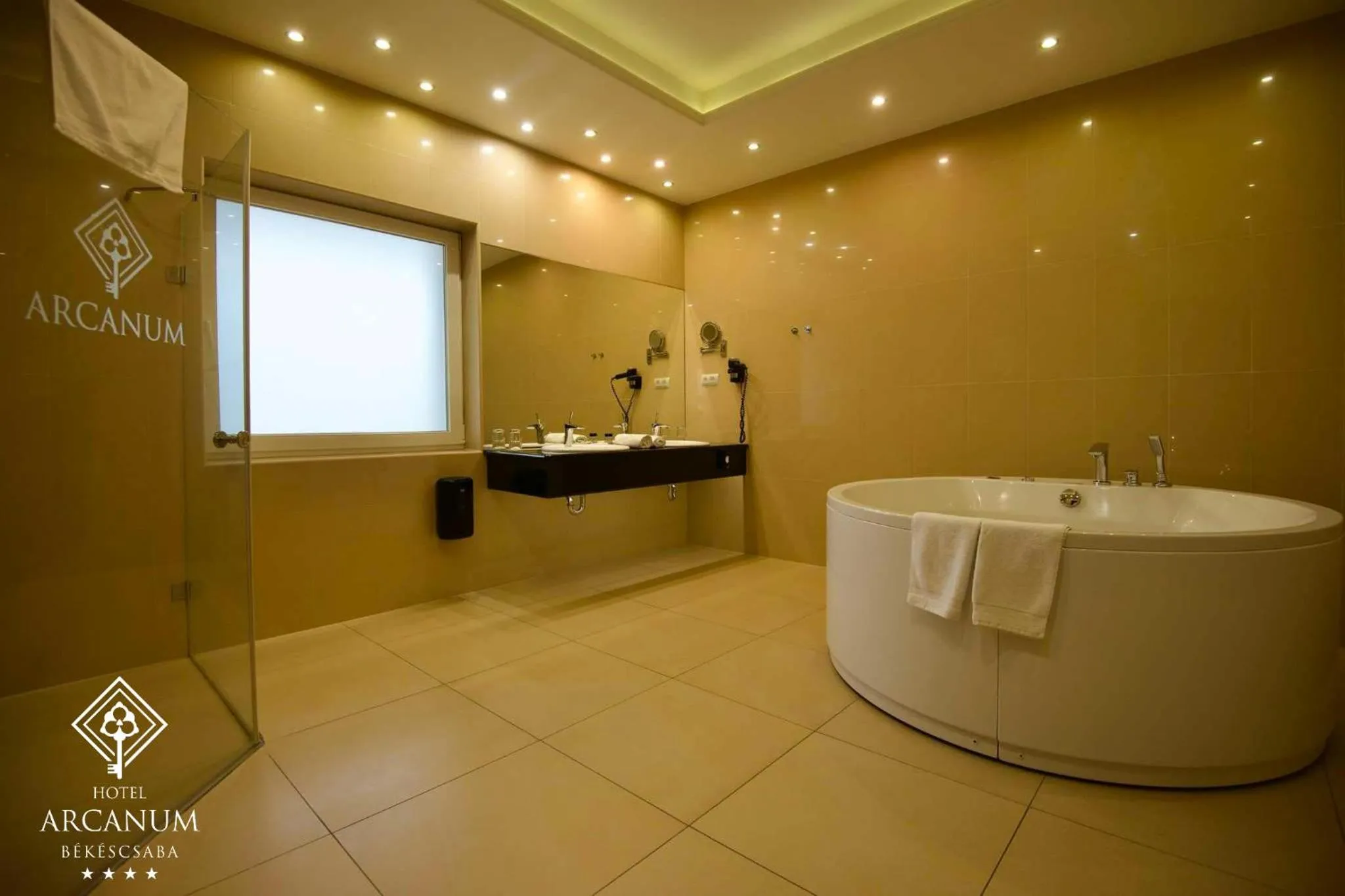 Hot Tub in Arcanum Hotel