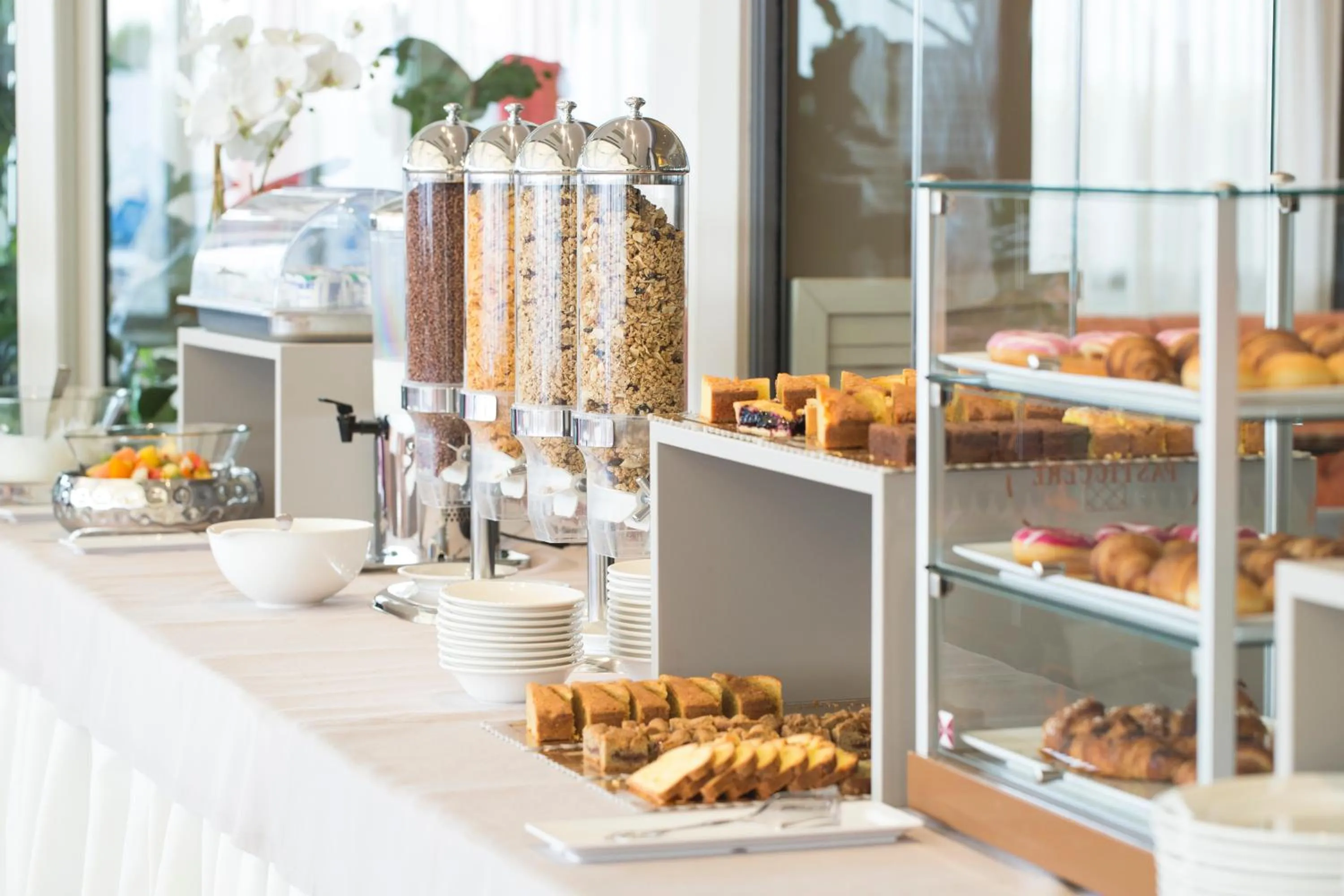 Buffet breakfast in Hotel Cambridge