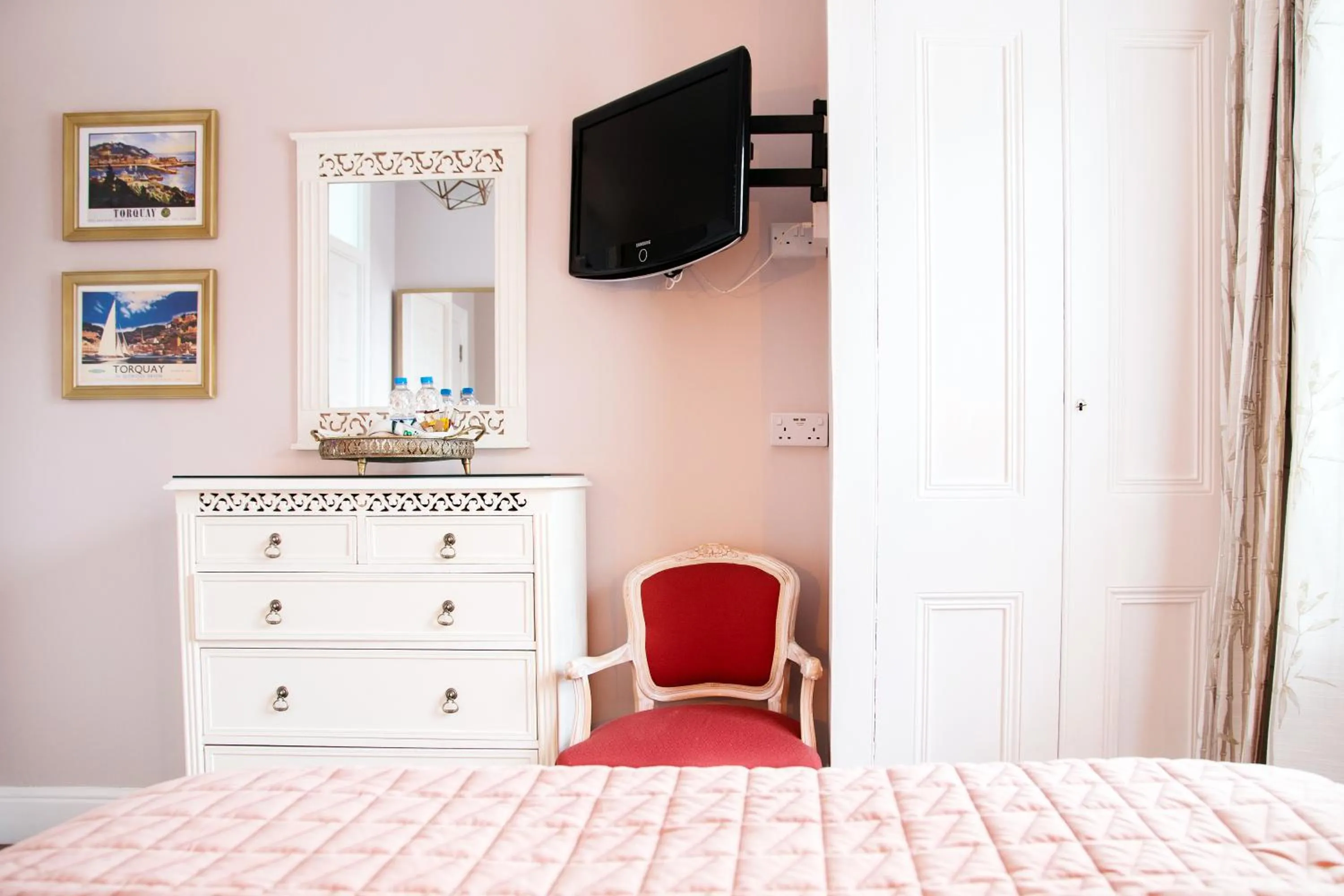 Photo of the whole room, Bed in Haytor Hotel