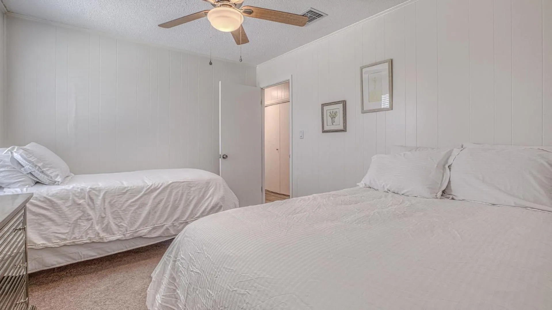 Bed in The Back Porch - Is a relaxing 4 bedroom 3 bathroom House on Holiday Isle