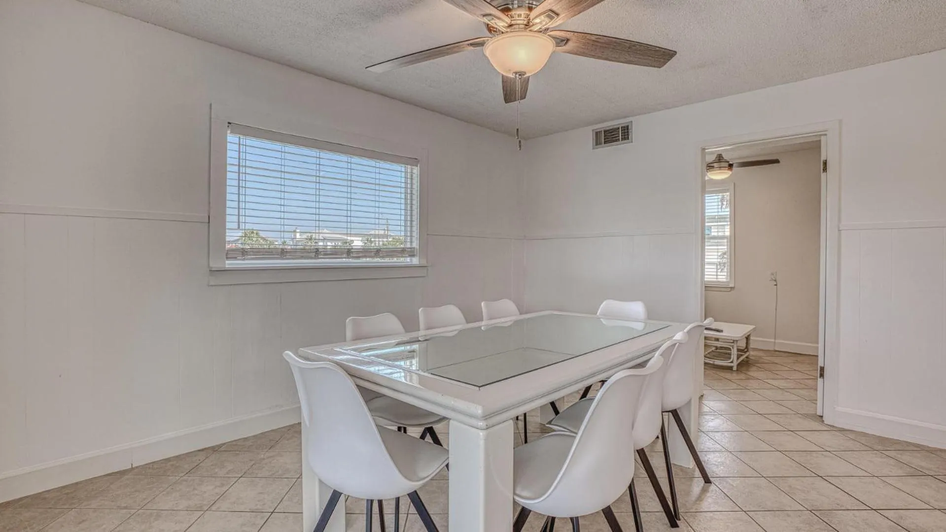 The Back Porch - Is a relaxing 4 bedroom 3 bathroom House on Holiday Isle