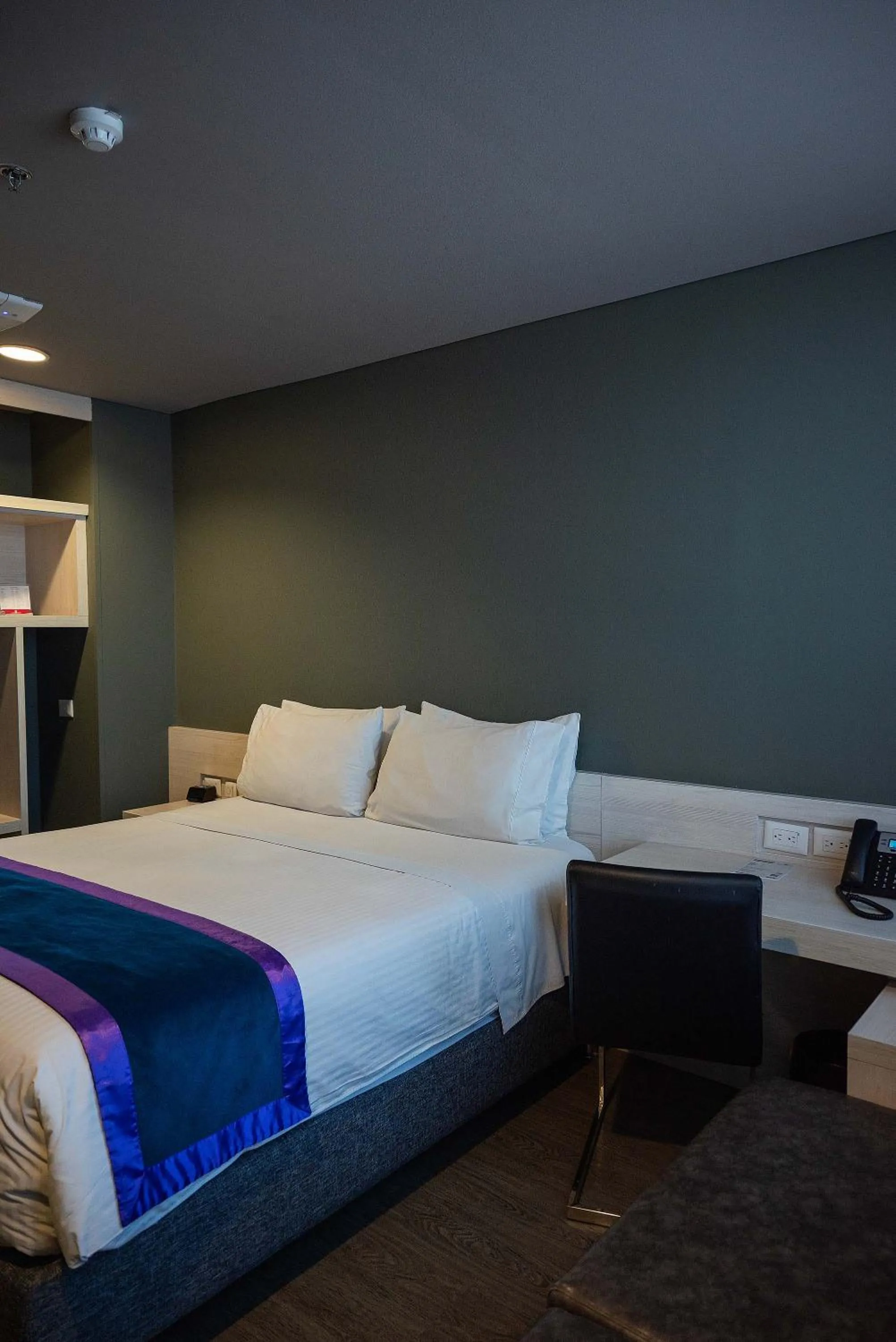 Seating area, Bed in Hotel Black Tower Premium