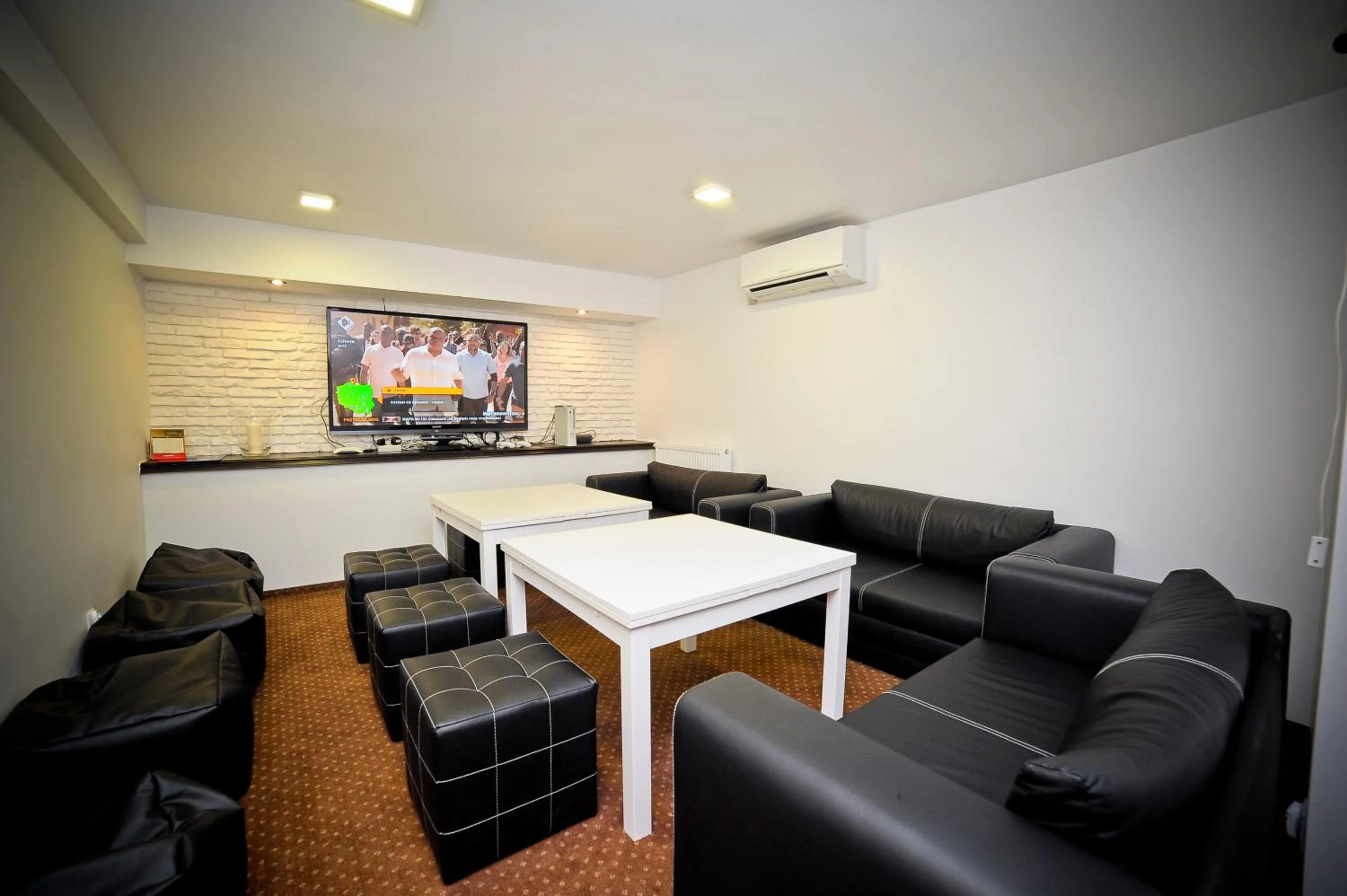 Communal lounge/ TV room in World Hostel - Old Town