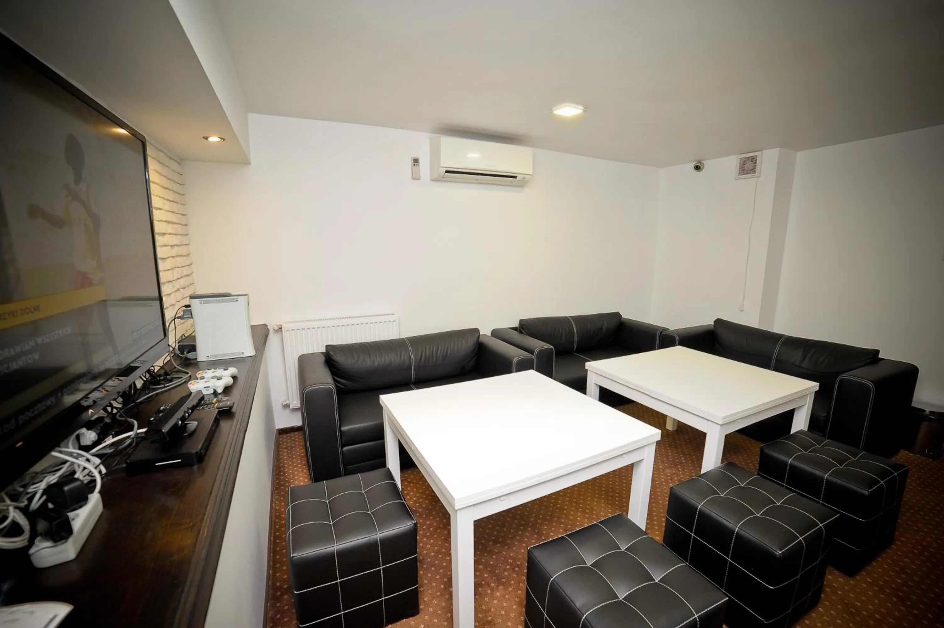 Communal lounge/ TV room in World Hostel - Old Town