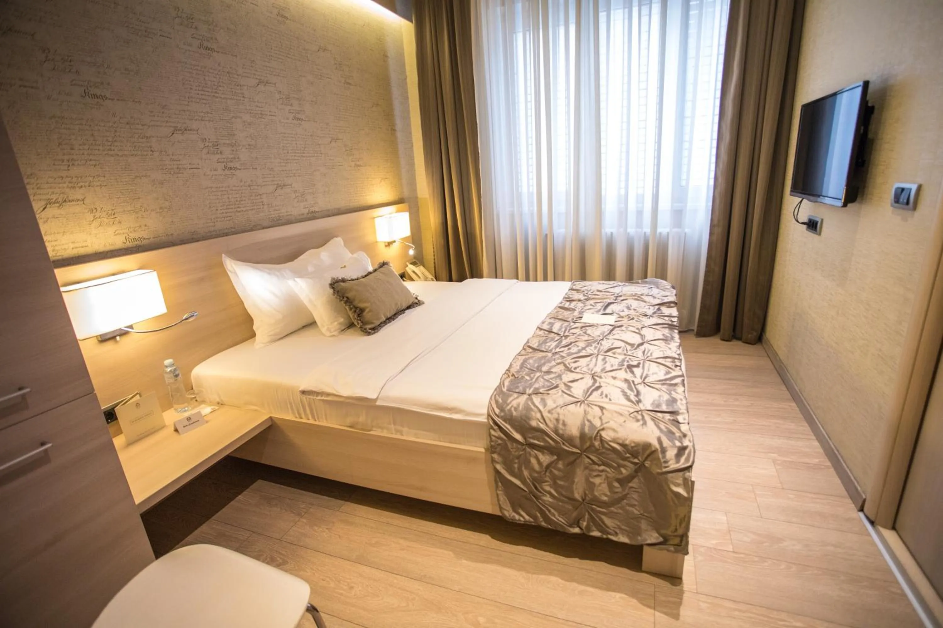 Photo of the whole room, Bed in Prince Hall