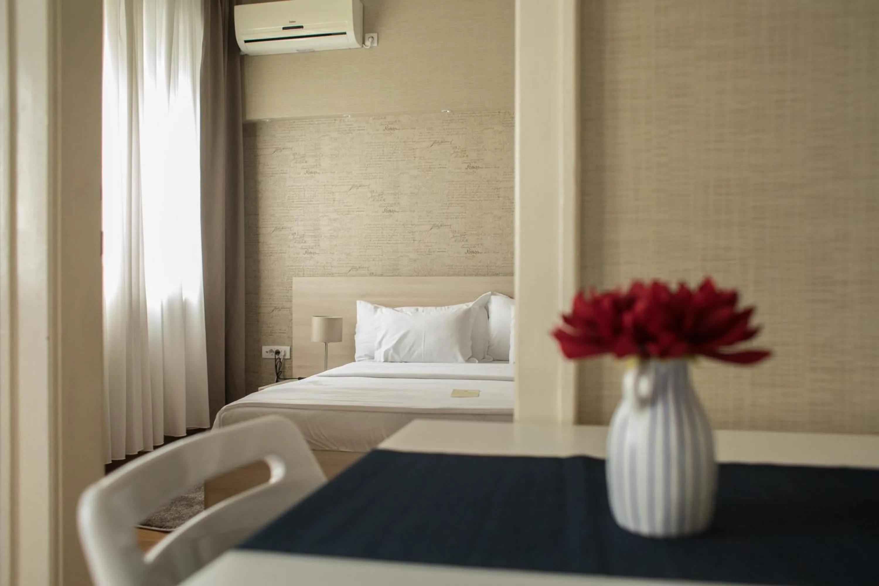 Dining area, Bed in Prince Hall