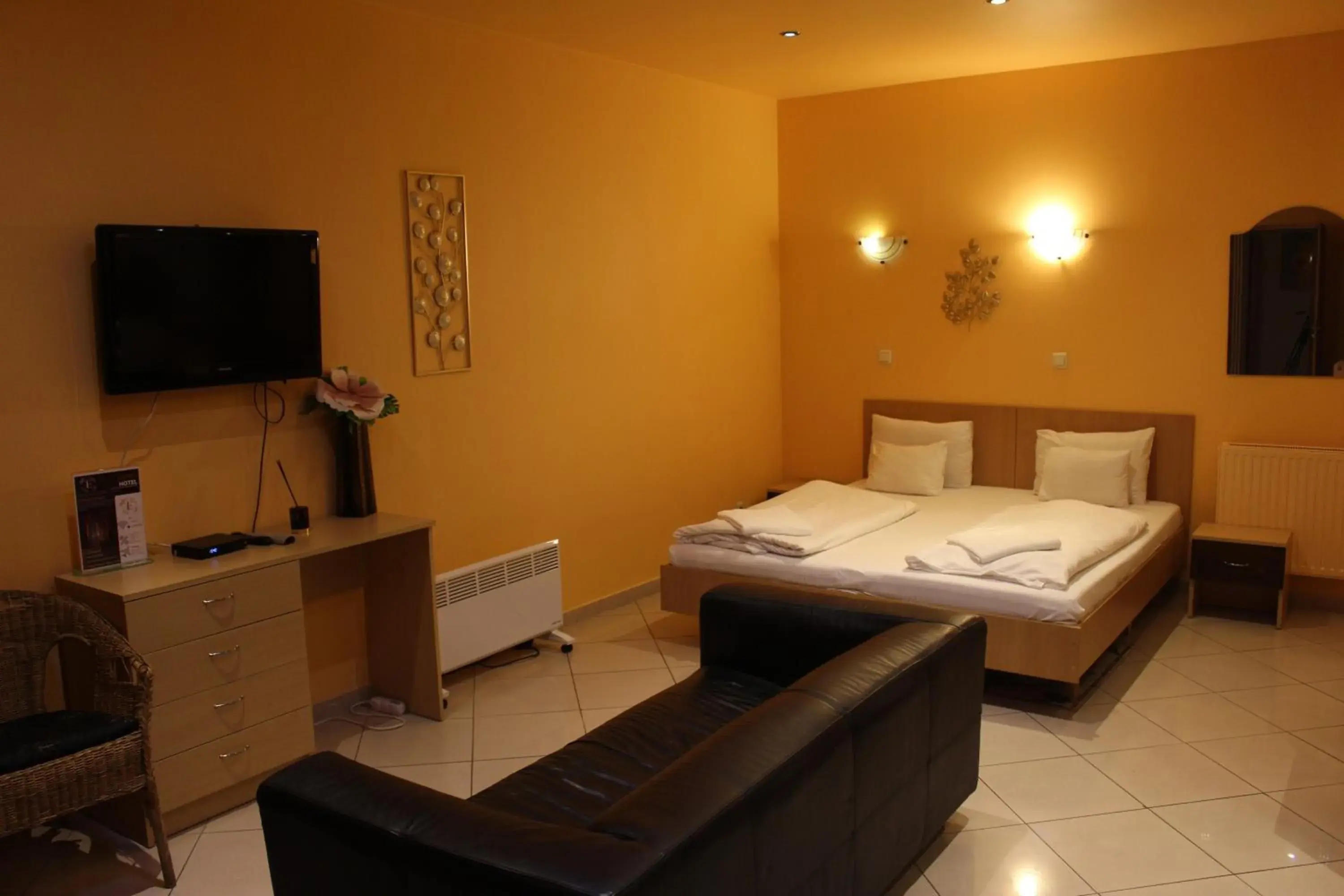 Communal lounge/ TV room, Bed in Esprit Hotel