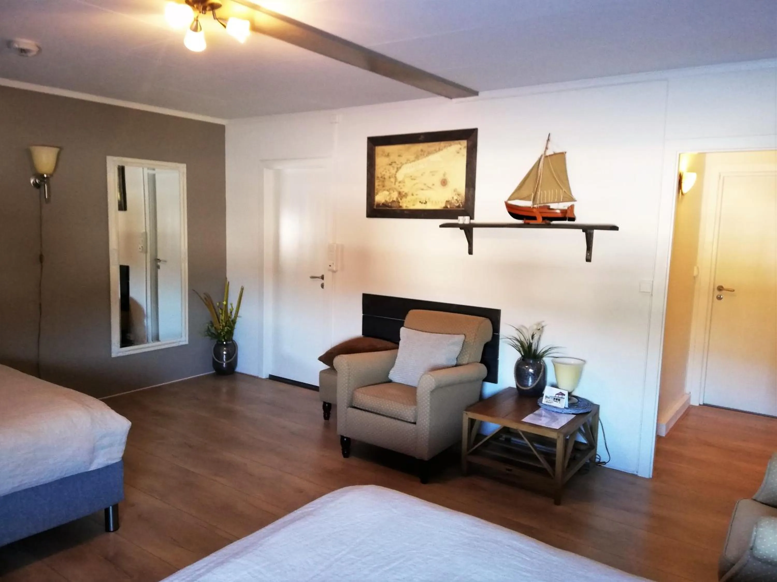 Seating area, Bed in Løvheim Gjestehus