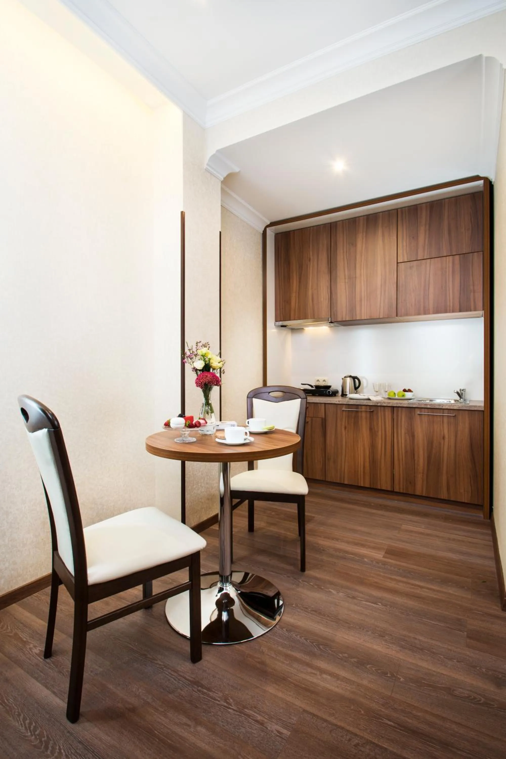 Kitchen or kitchenette in BonApart Hotel by UHM