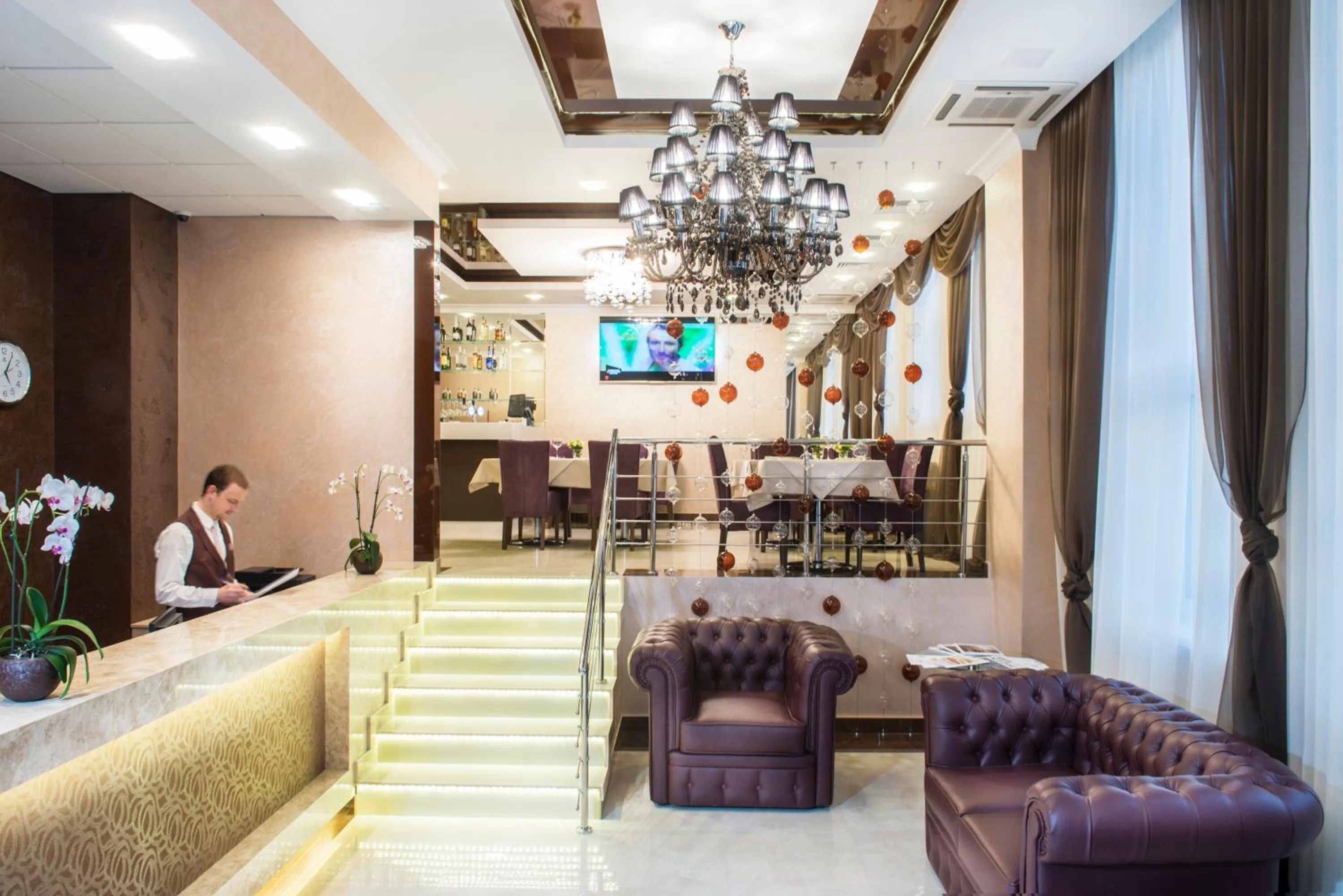 Communal lounge/ TV room in BonApart Hotel by UHM