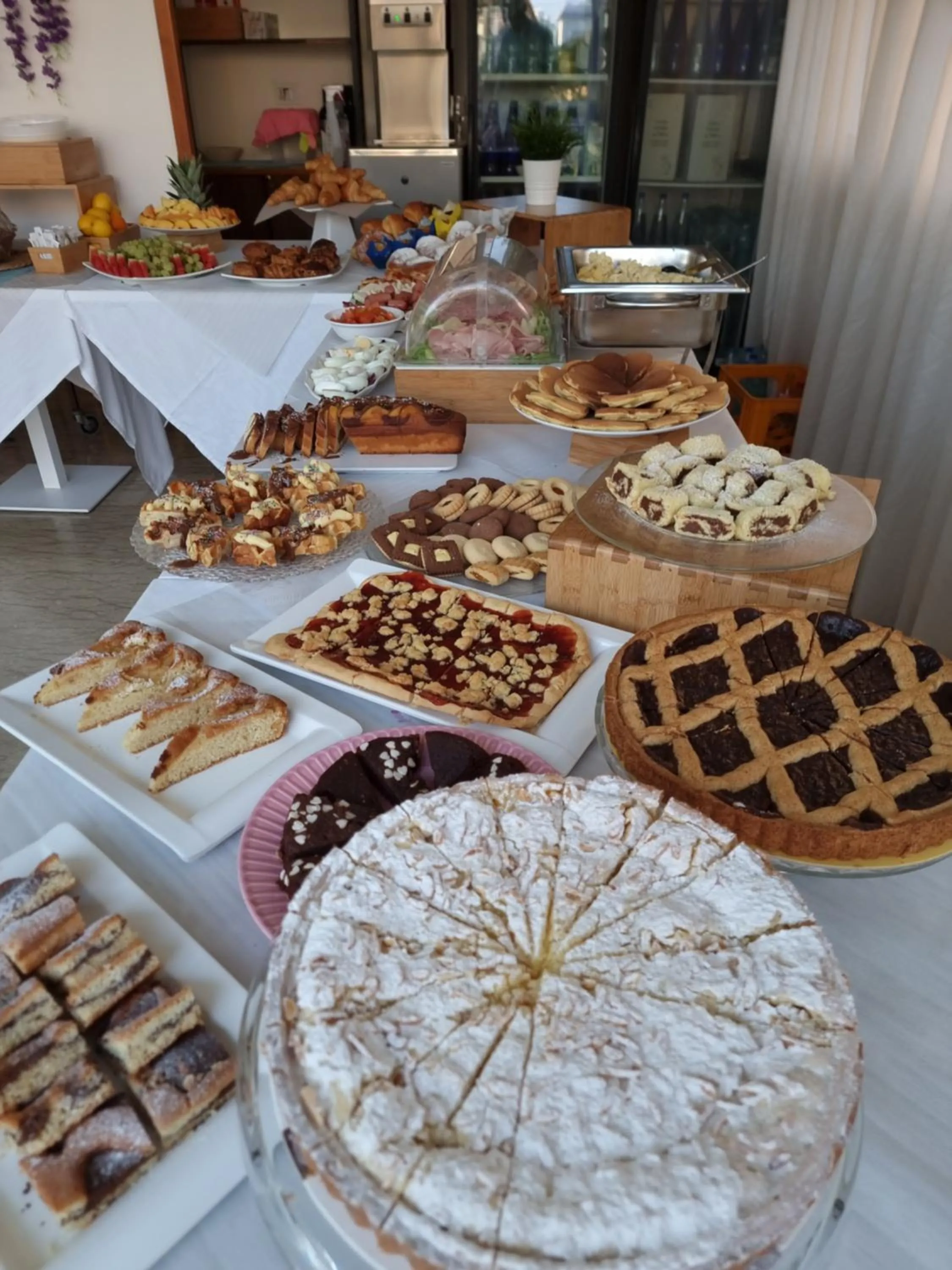 Restaurant/places to eat in Hotel Kim