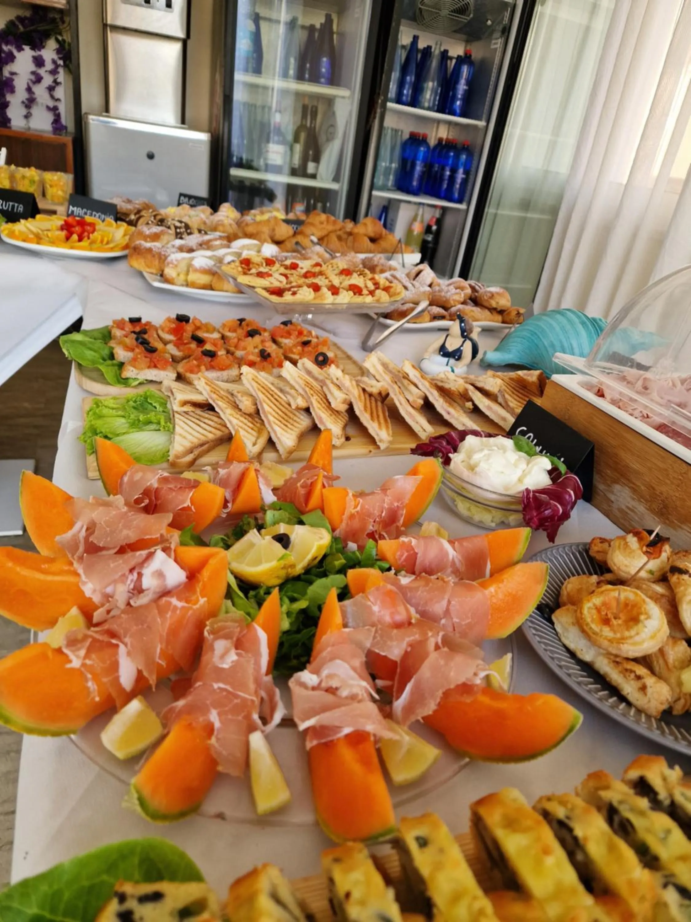 Food and drinks in Hotel Kim