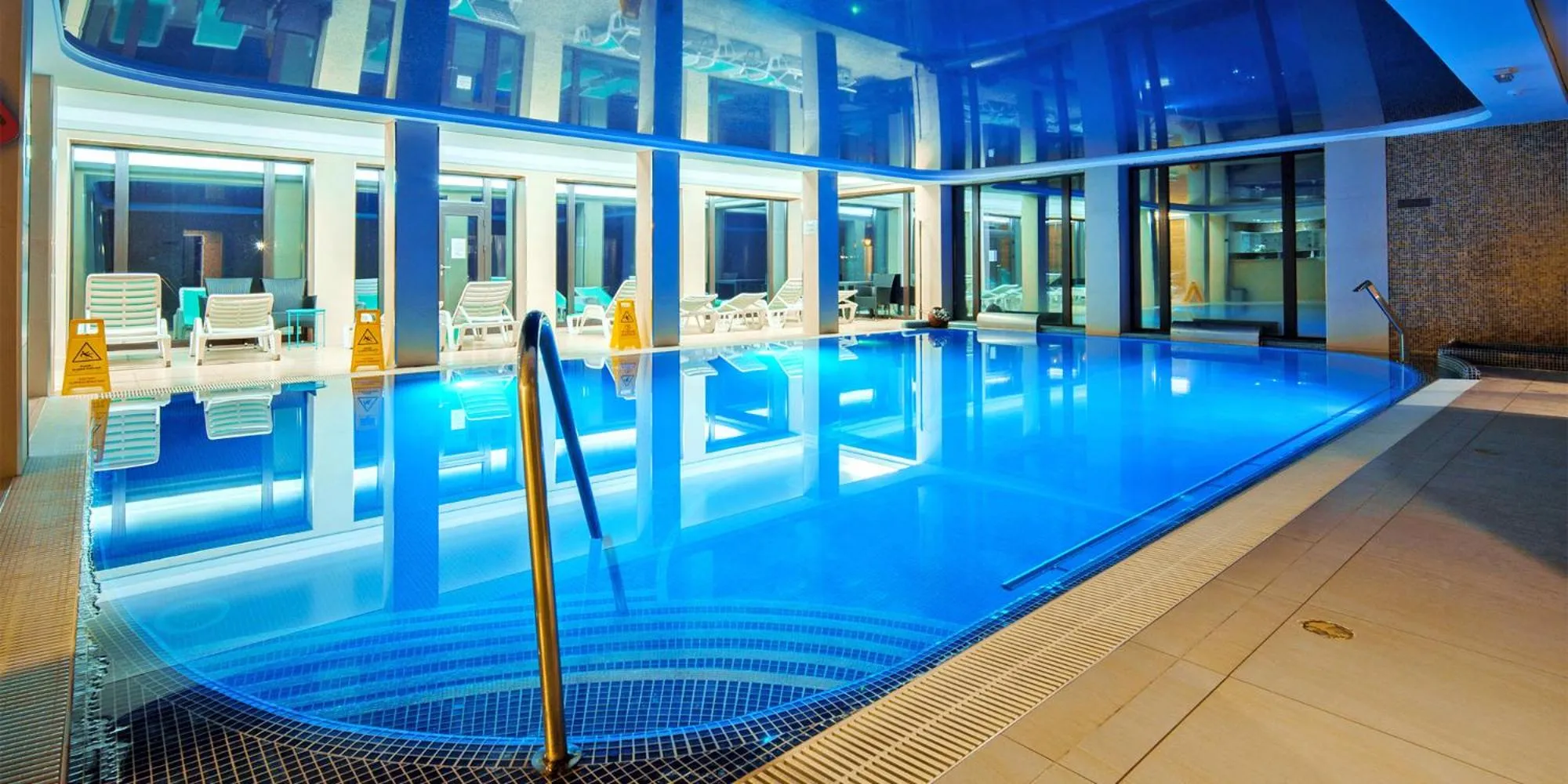 Swimming pool in Zámek Lužec Spa & Wellness Resort
