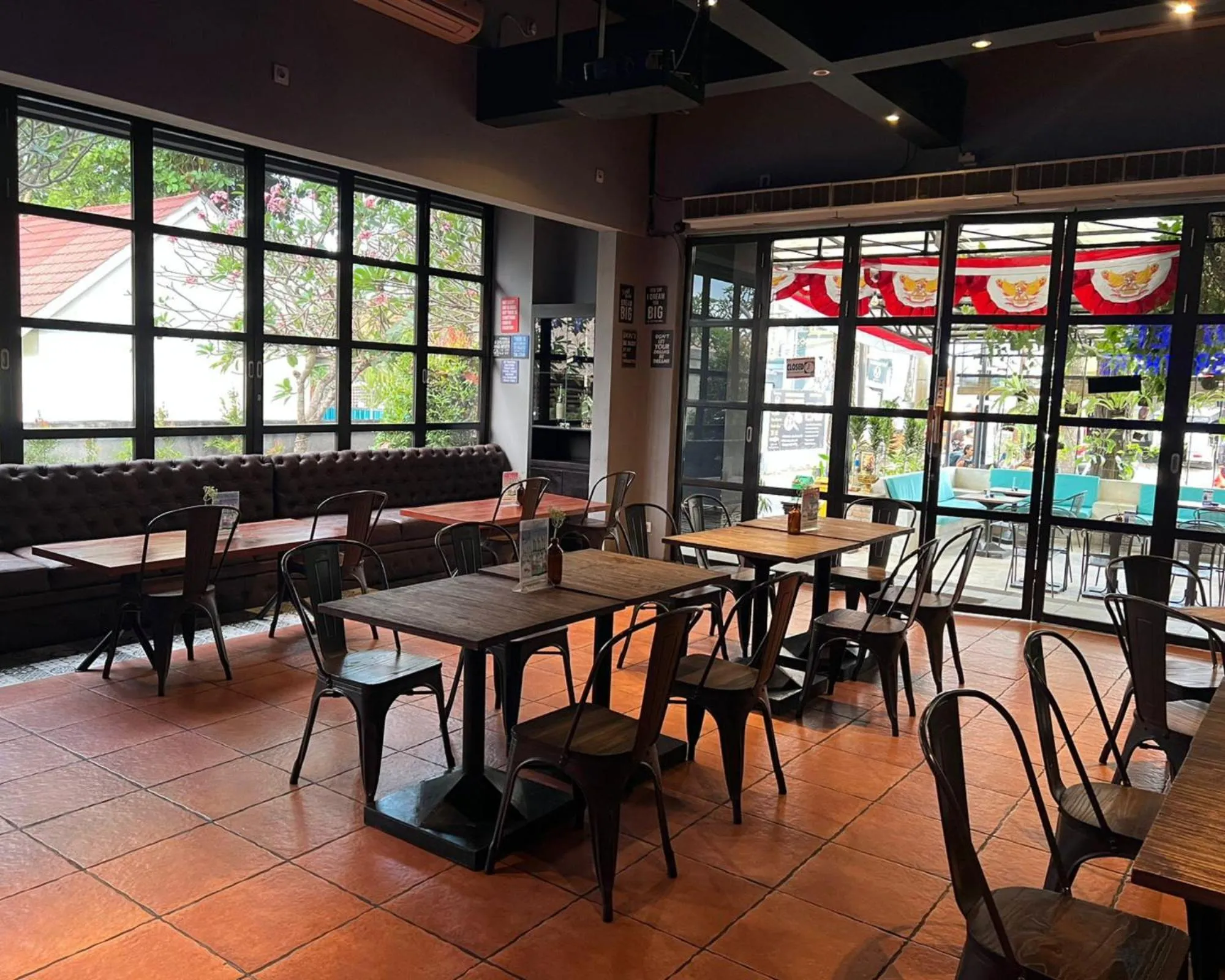 Restaurant/places to eat in Griya Shanti Suites