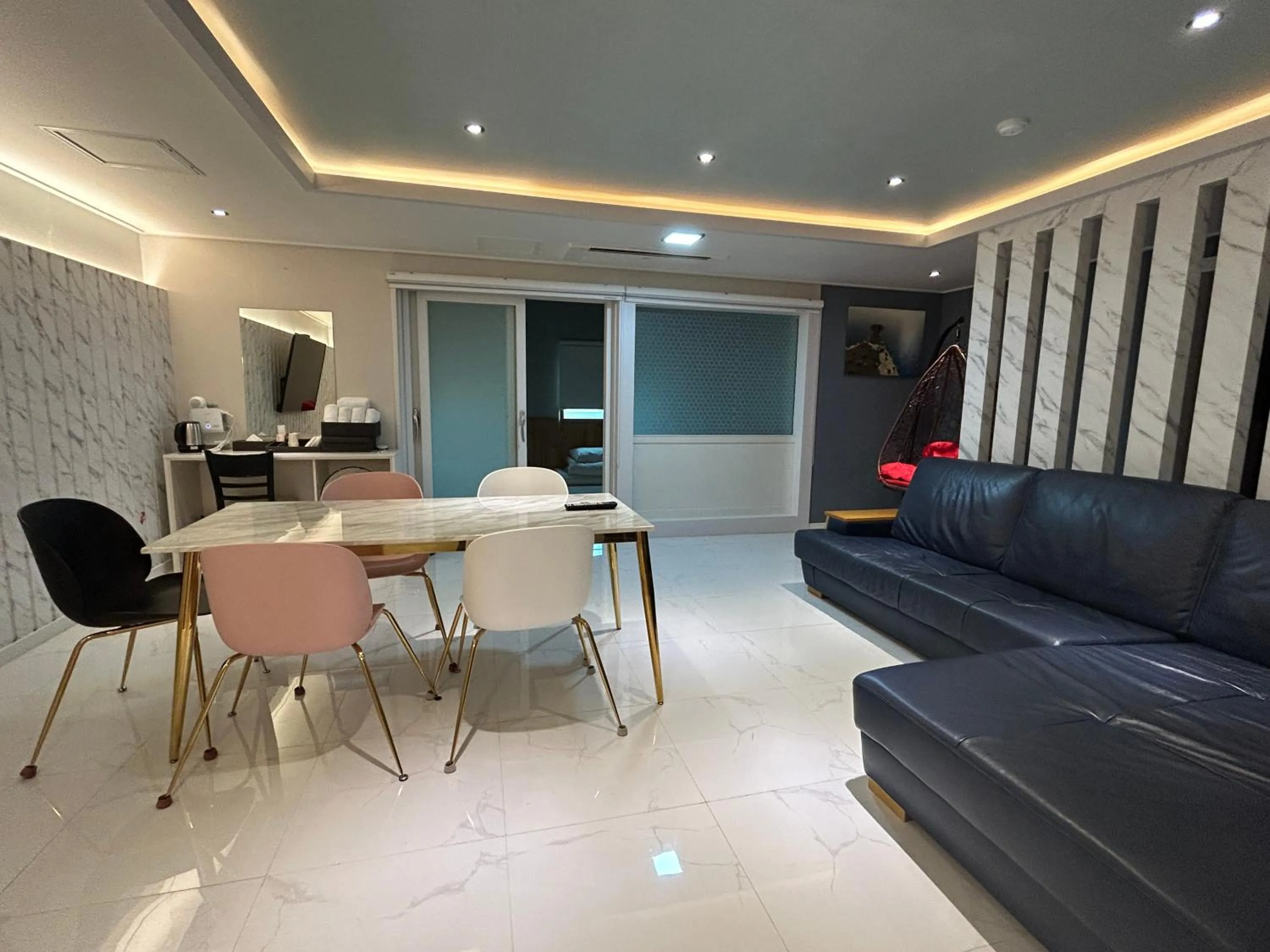 Living room in Heimish Hotel