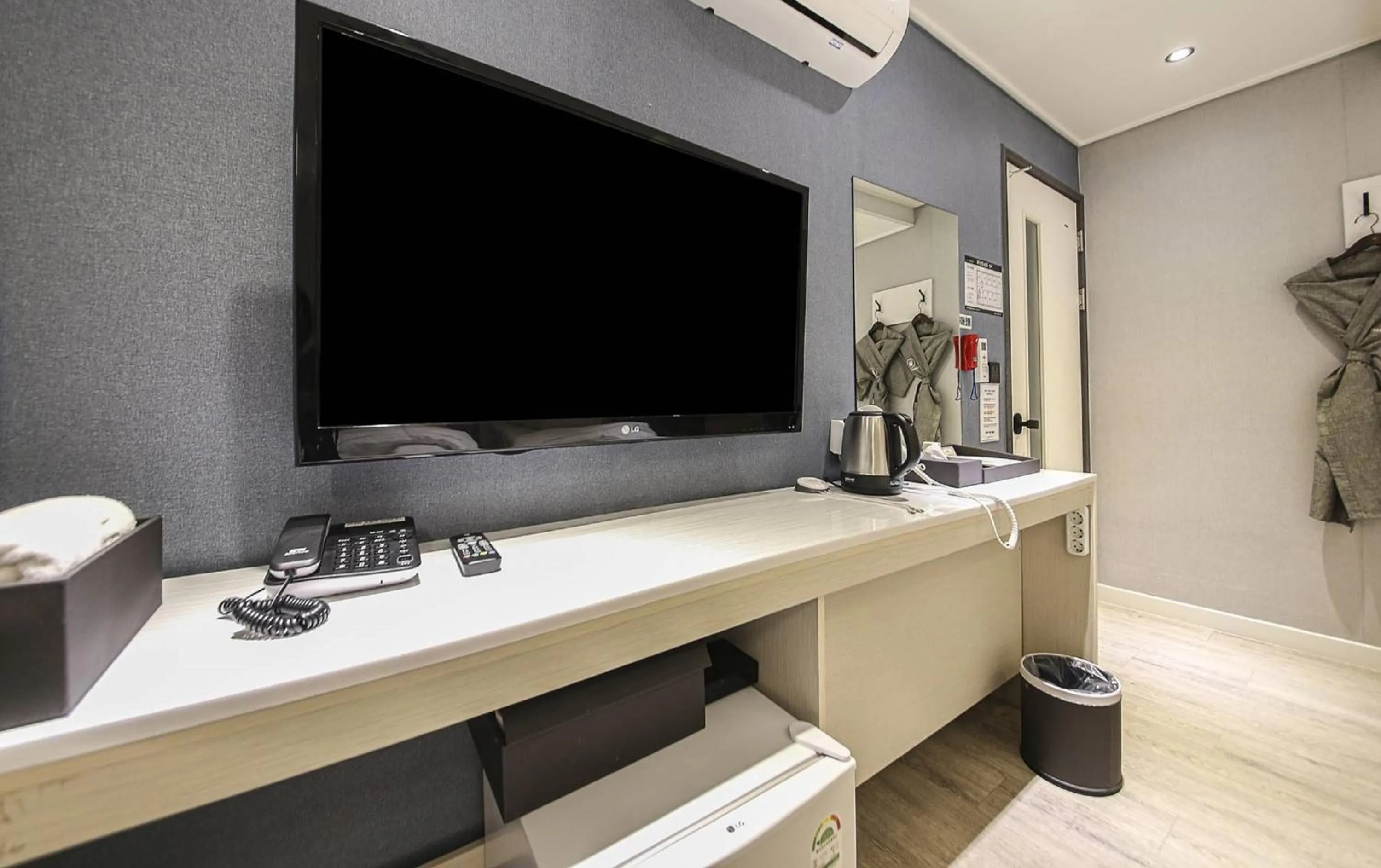 Decorative detail in Heimish Hotel