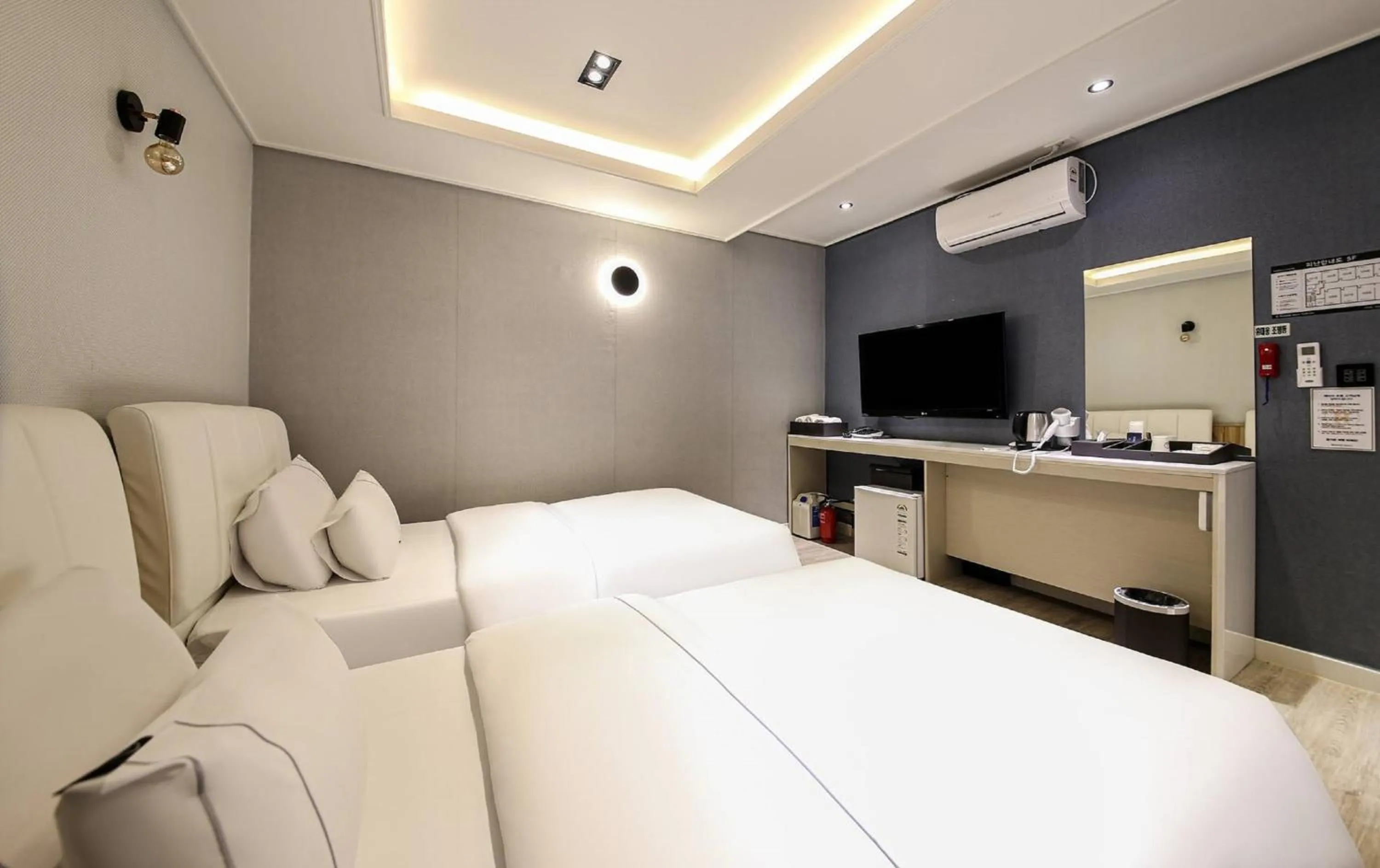 Photo of the whole room, Bed in Heimish Hotel