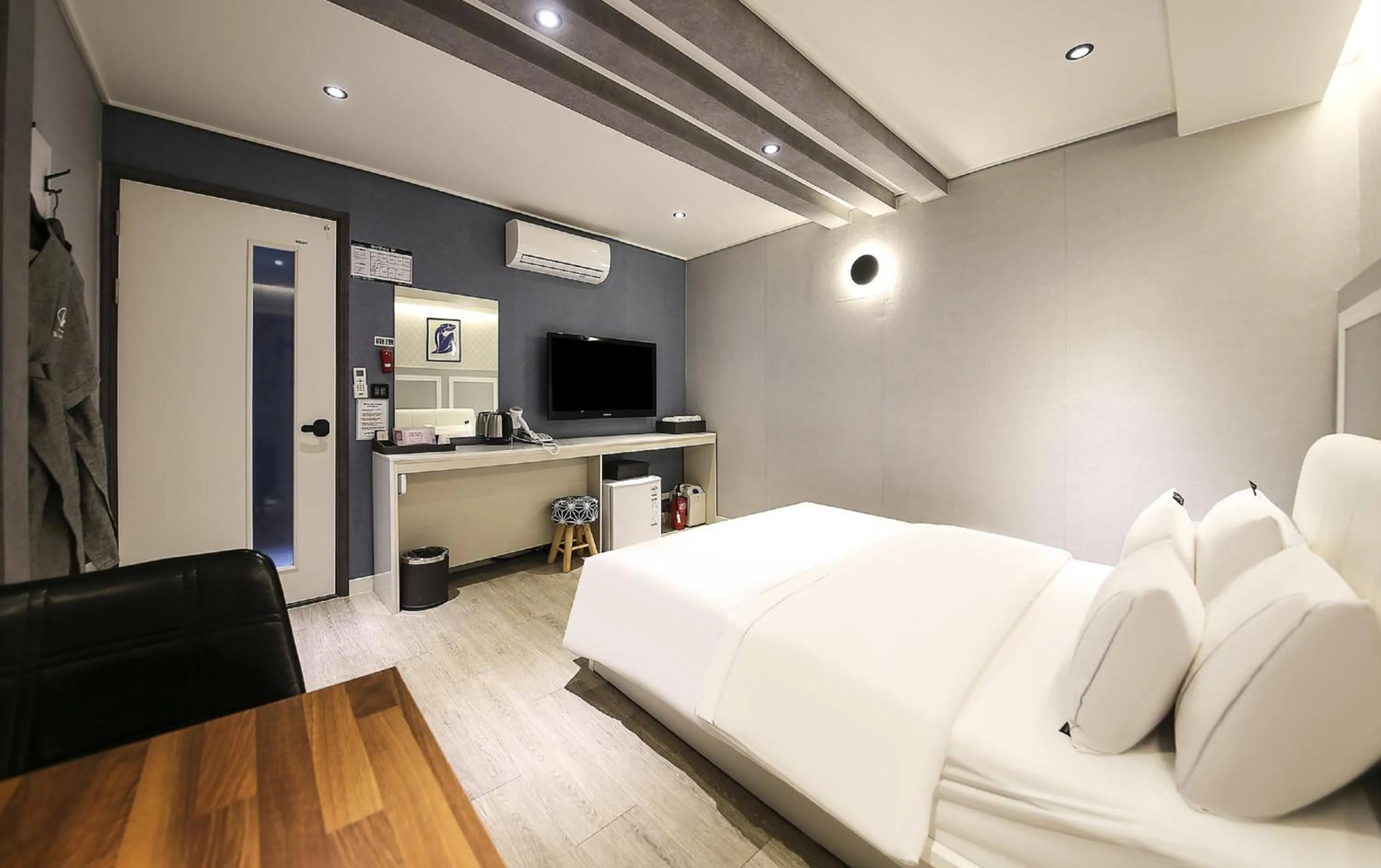 Photo of the whole room, Bed in Heimish Hotel