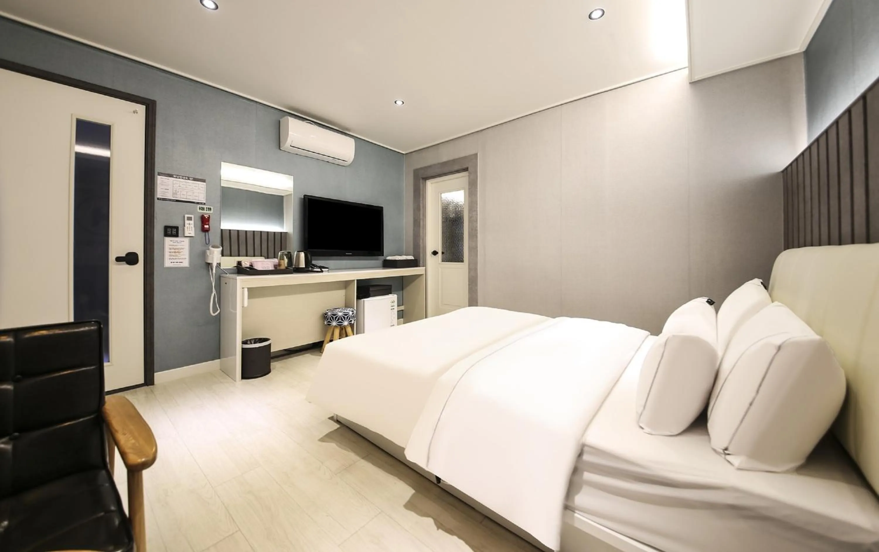 Photo of the whole room, Bed in Heimish Hotel