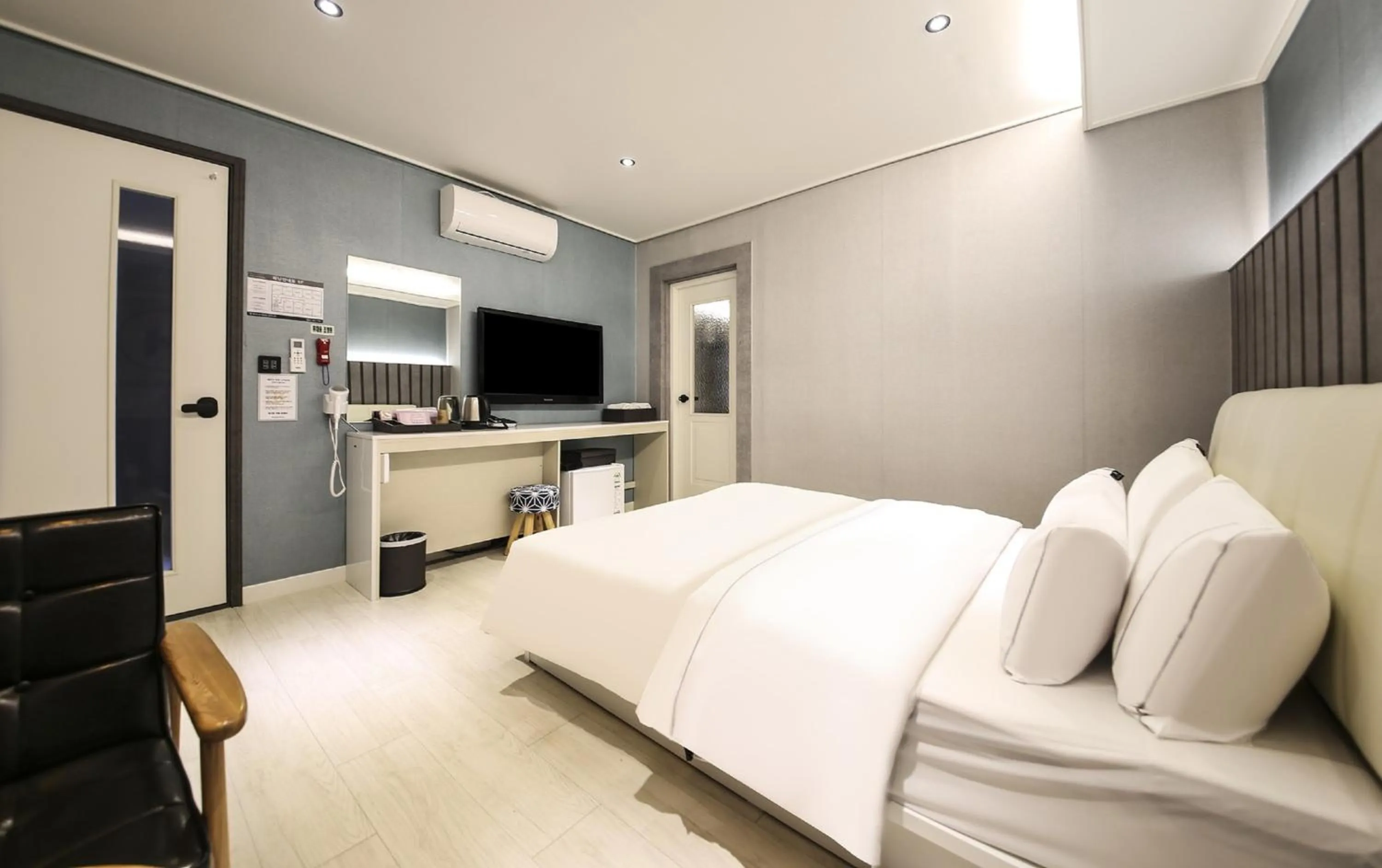 Photo of the whole room, Bed in Heimish Hotel