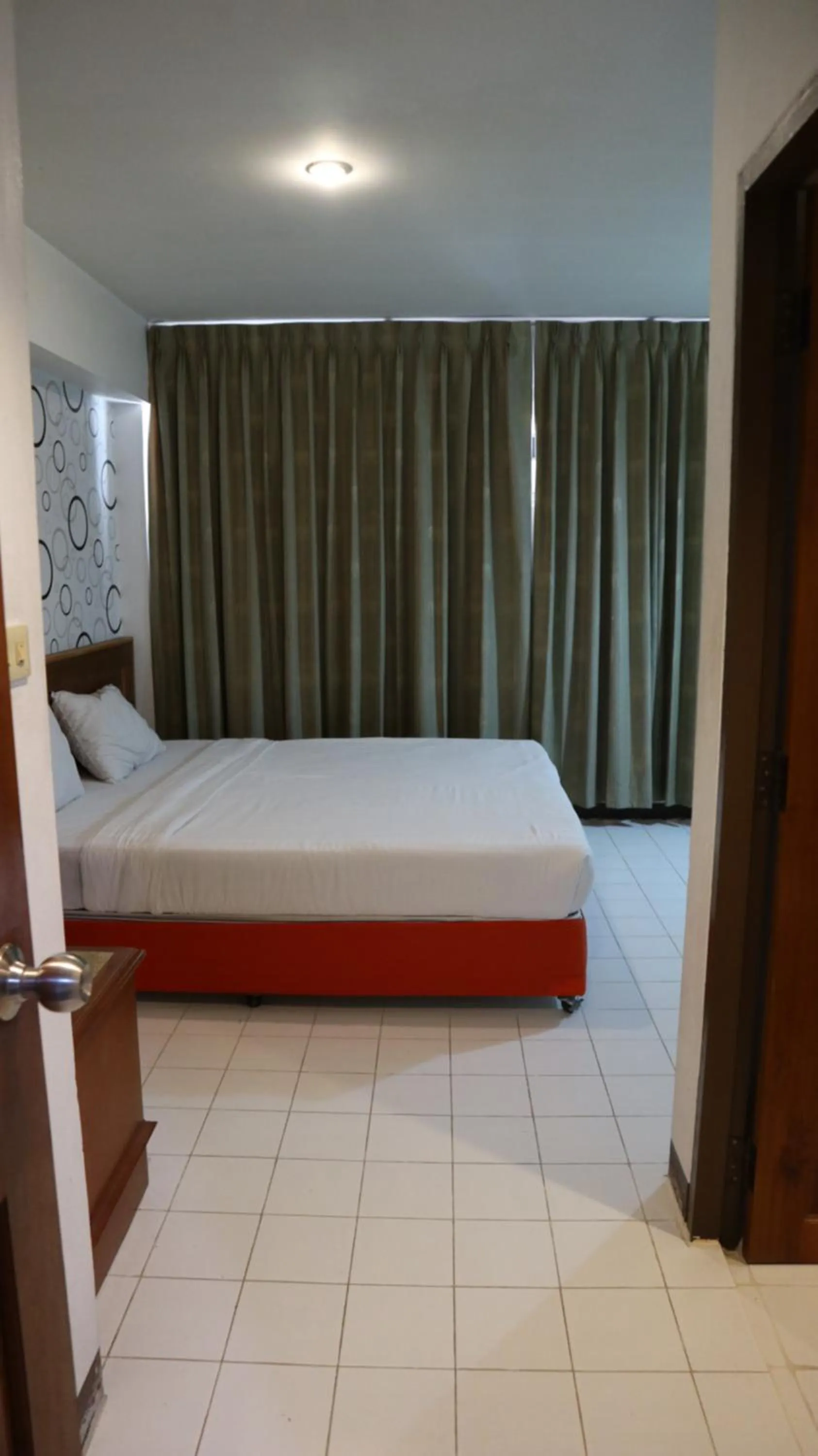 Photo of the whole room, Bed in Patong Triple P