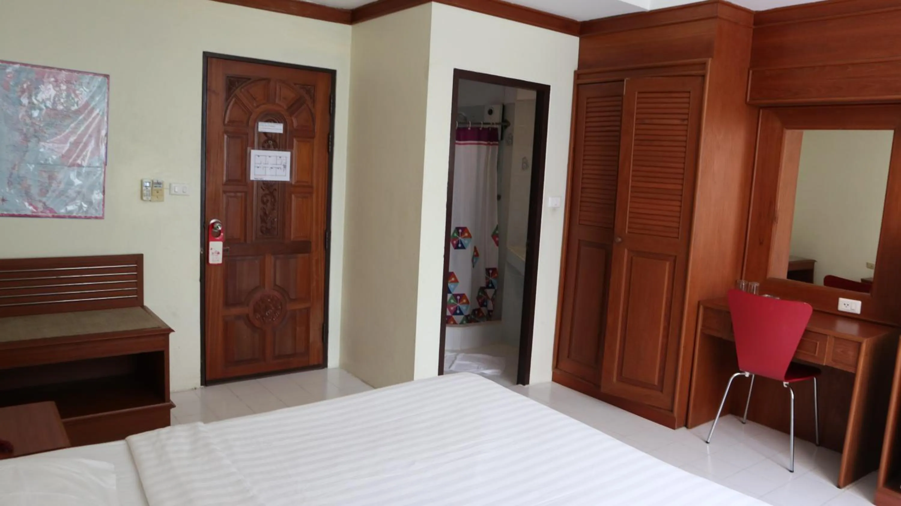 Photo of the whole room, Bed in Patong Triple P