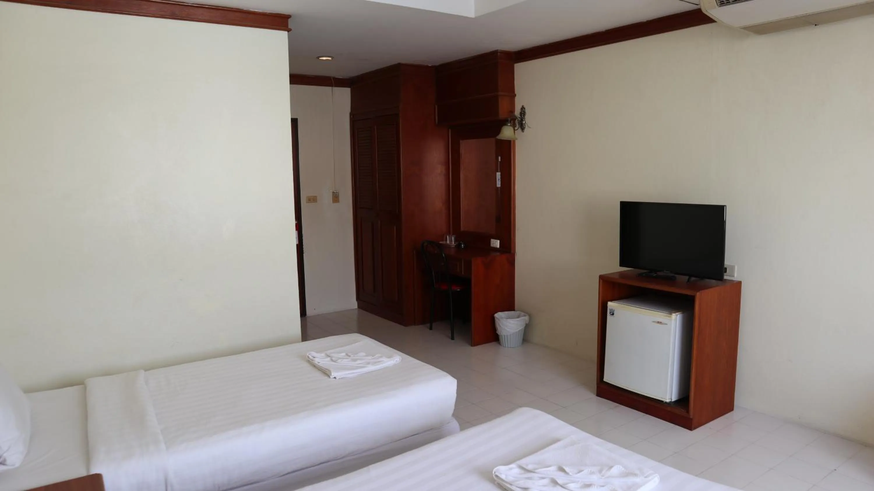 Communal lounge/ TV room, Bed in Patong Triple P