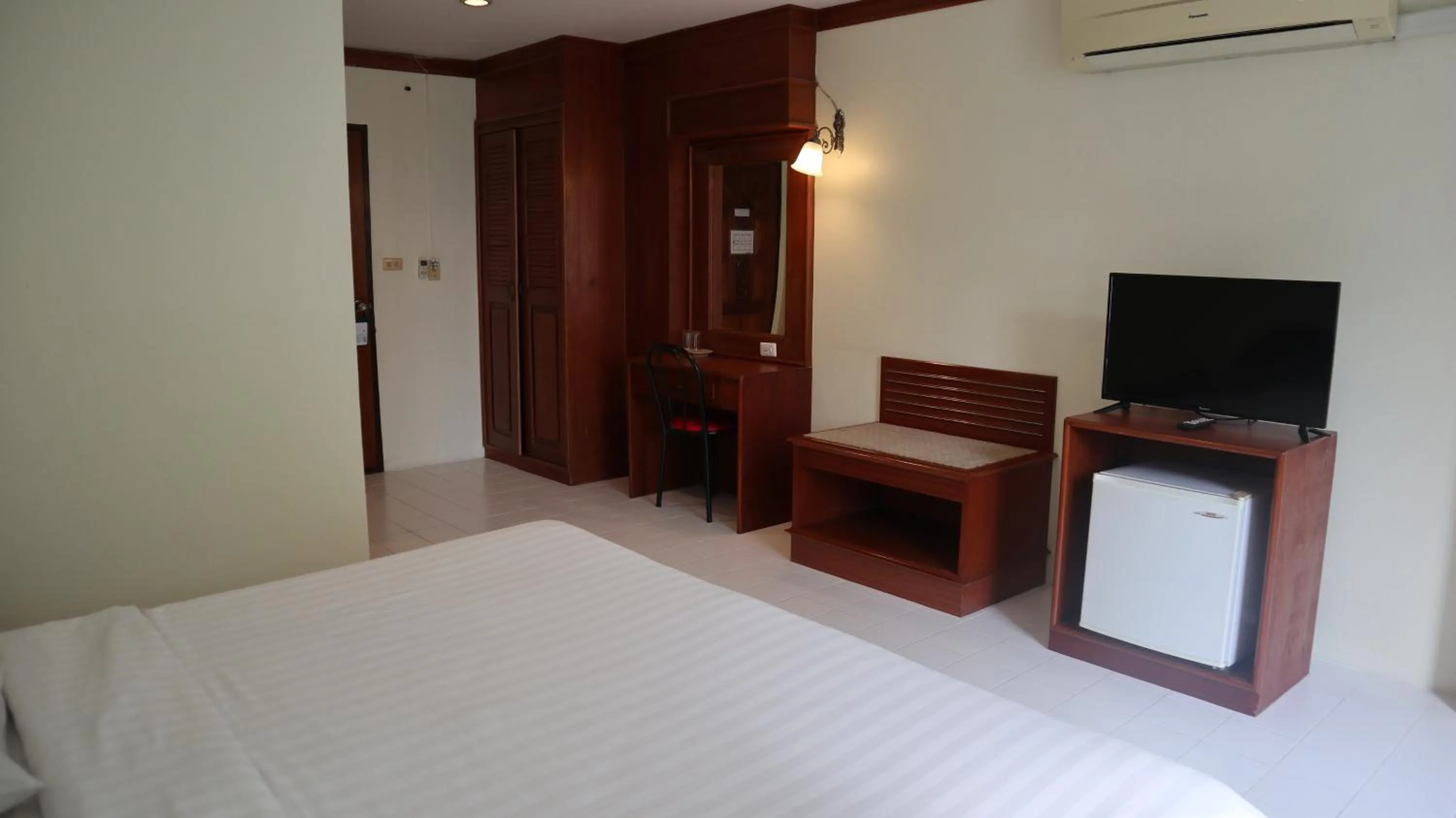 Communal lounge/ TV room, Bed in Patong Triple P