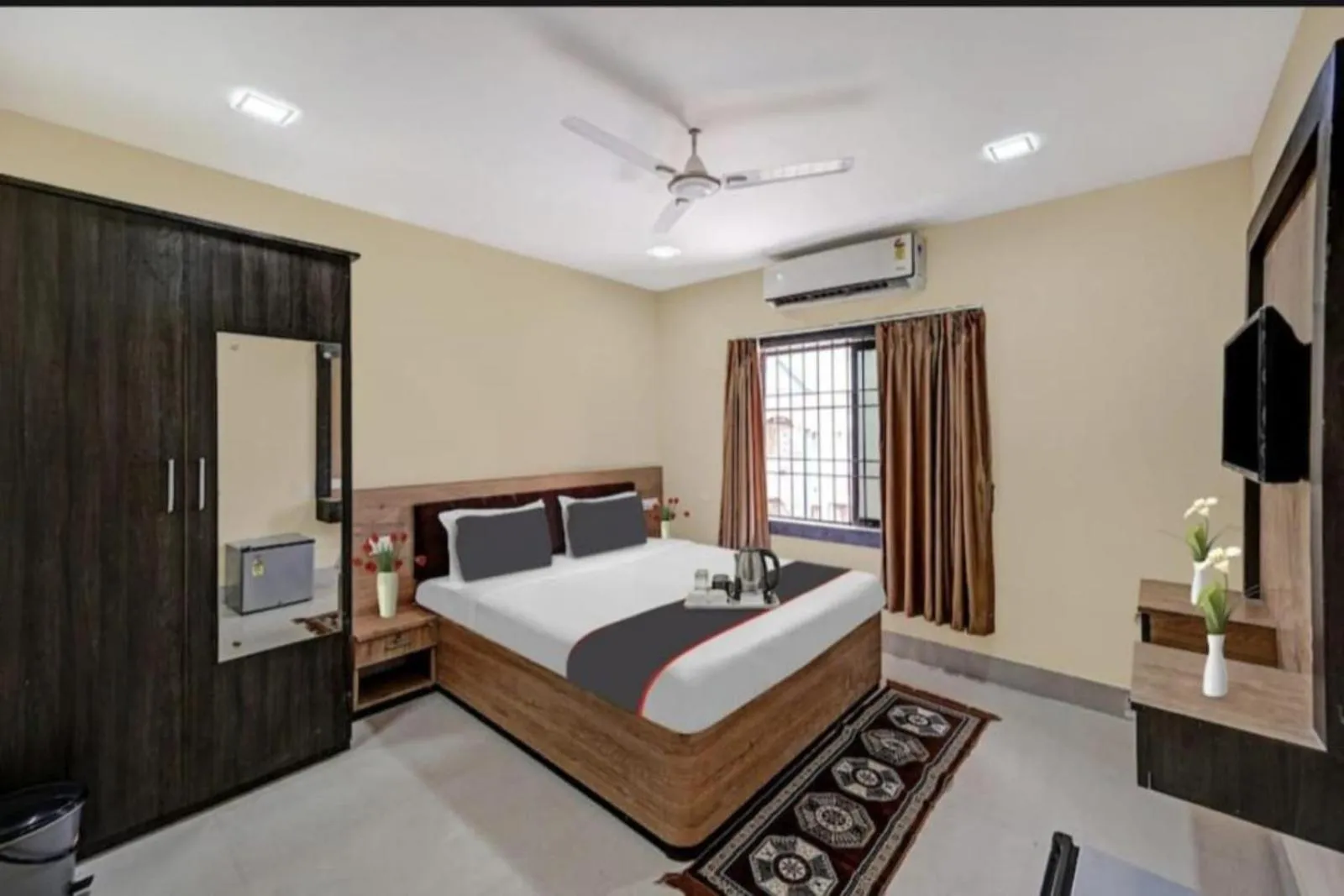 Bed in Goroomgo Hotel Moon Light Guest House Bhubaneswar - Perfect Room with Spacious Room