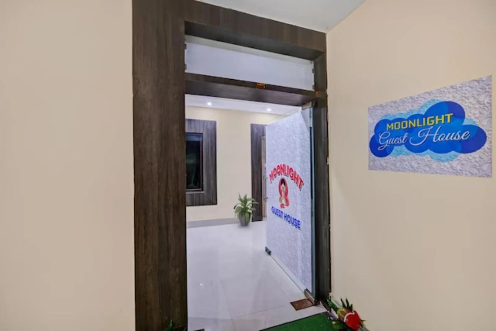 Restaurant/places to eat in Goroomgo Hotel Moon Light Guest House Bhubaneswar - Perfect Room with Spacious Room