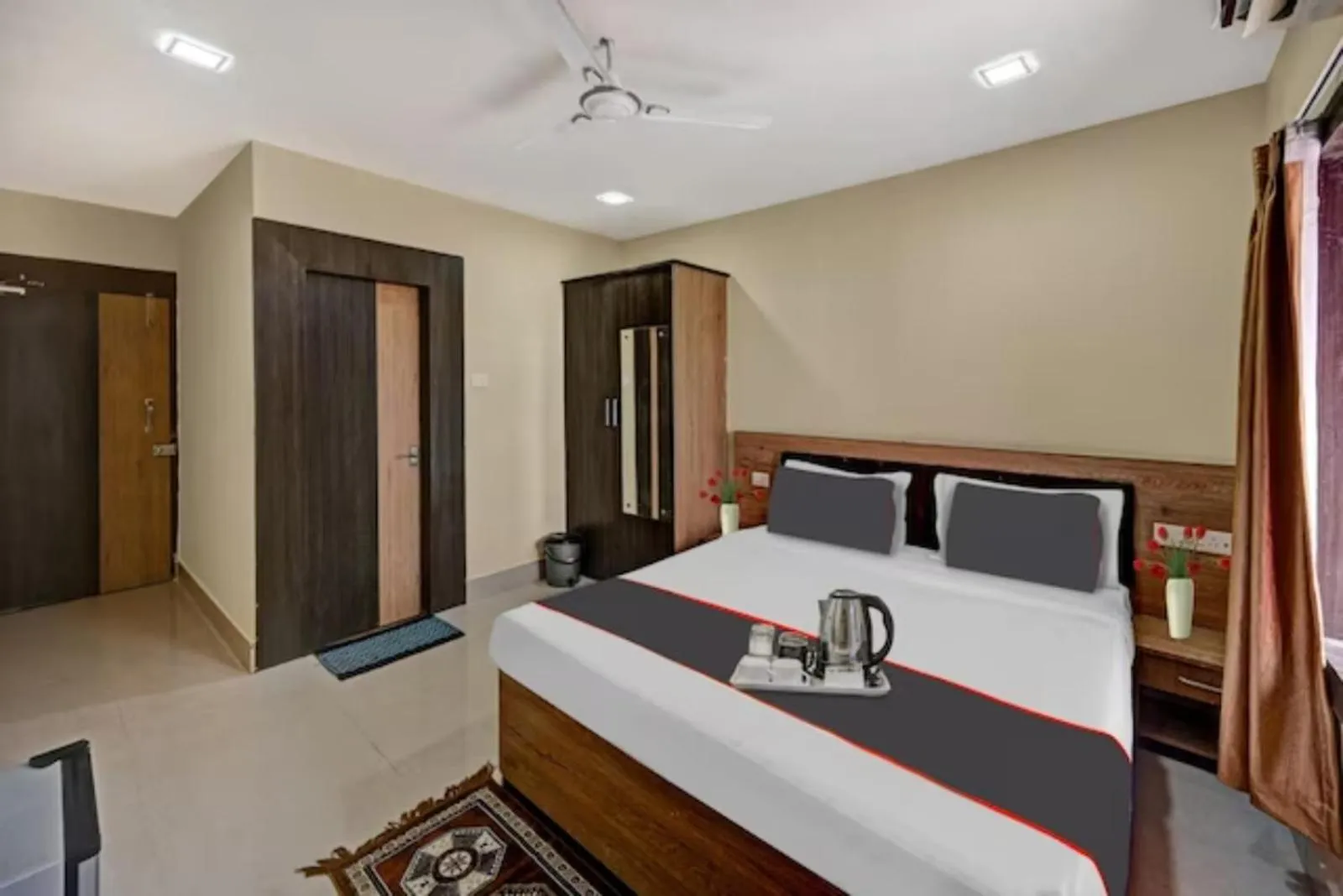 Bed in Goroomgo Hotel Moon Light Guest House Bhubaneswar - Perfect Room with Spacious Room