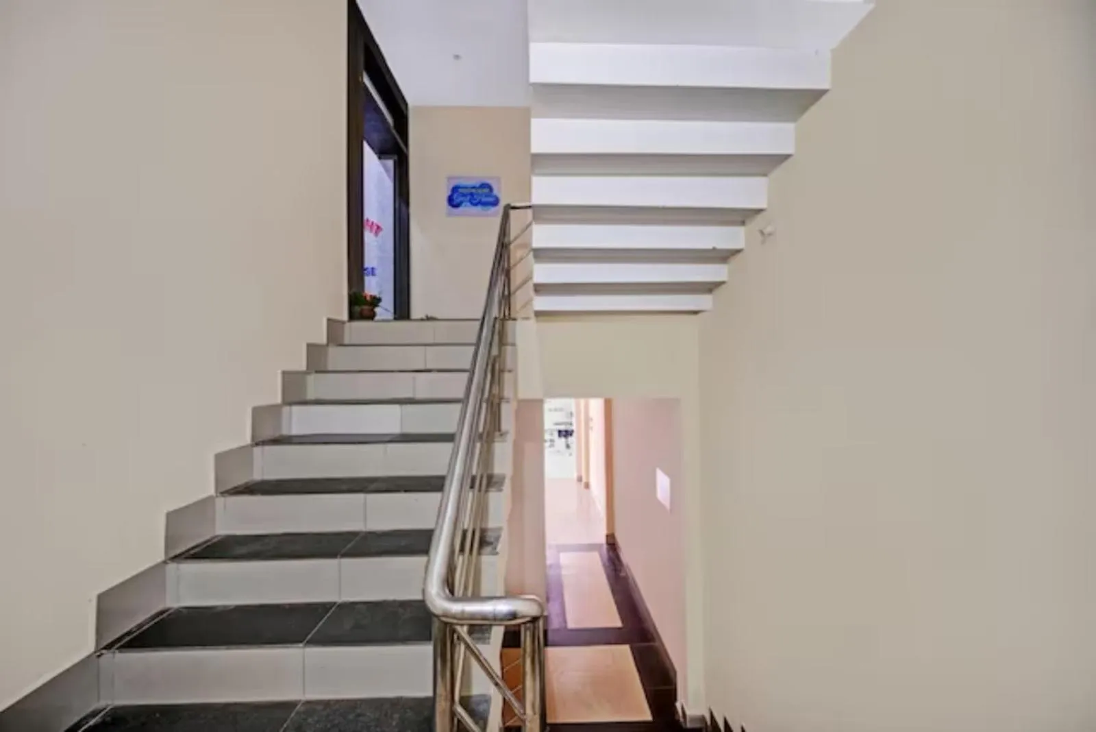 Lobby or reception in Goroomgo Hotel Moon Light Guest House Bhubaneswar - Perfect Room with Spacious Room