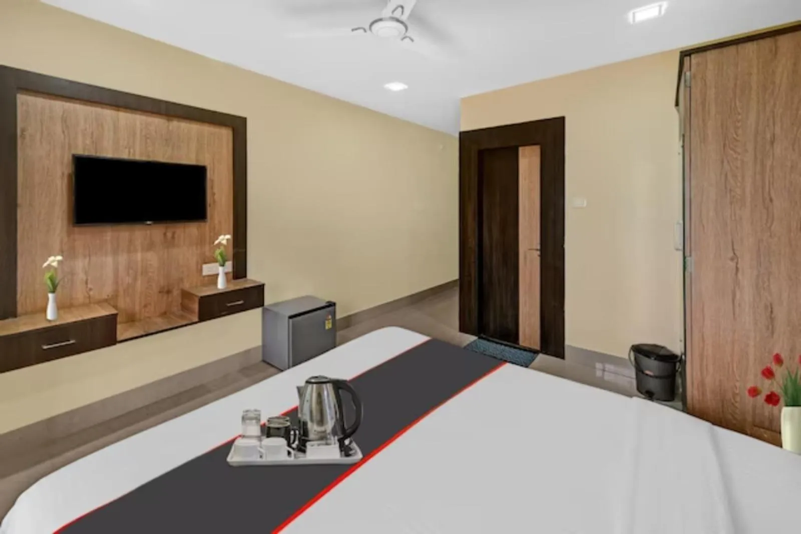 Communal lounge/ TV room, Bed in Goroomgo Hotel Moon Light Guest House Bhubaneswar - Perfect Room with Spacious Room