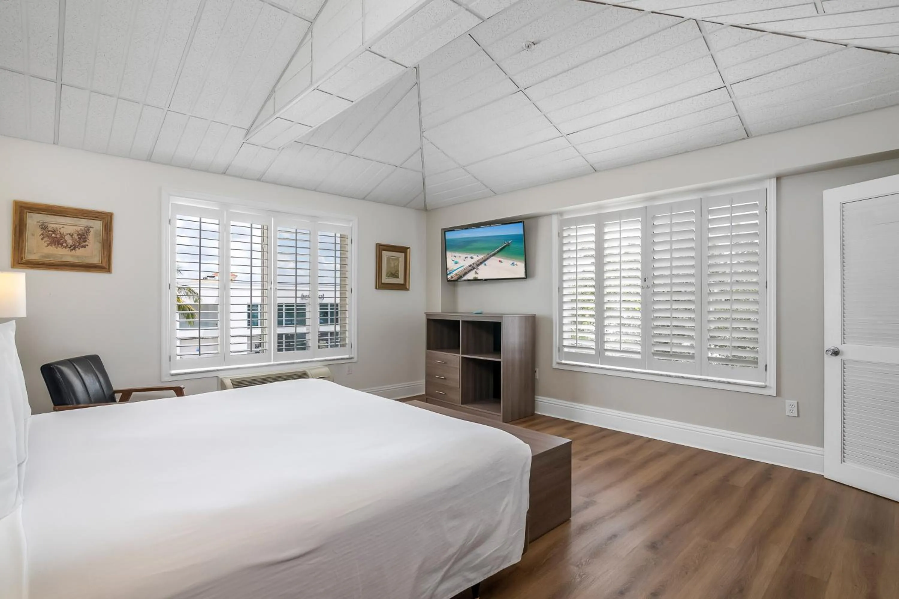 Bed in Naples Park Central Hotel