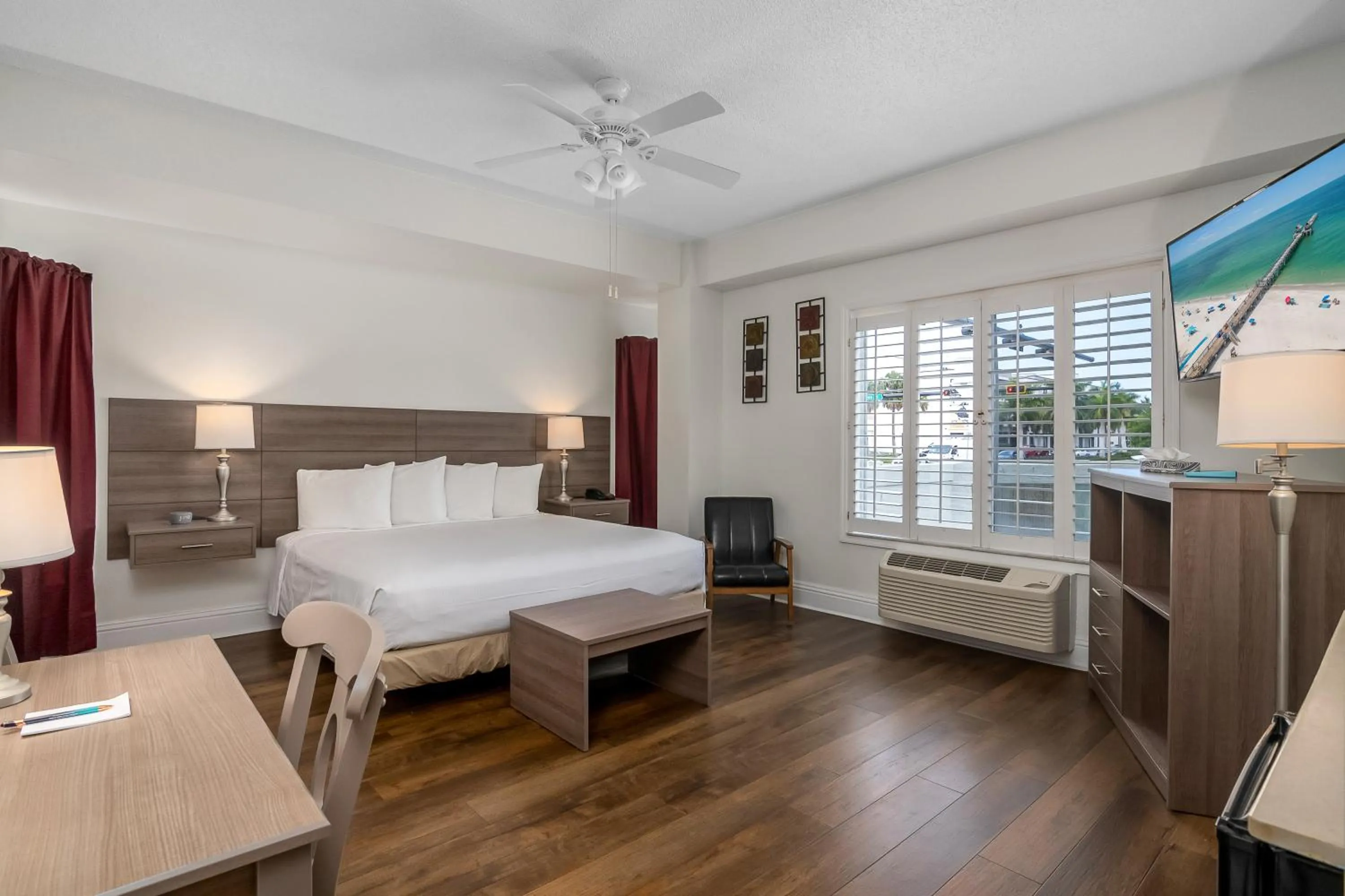 Bed in Naples Park Central Hotel