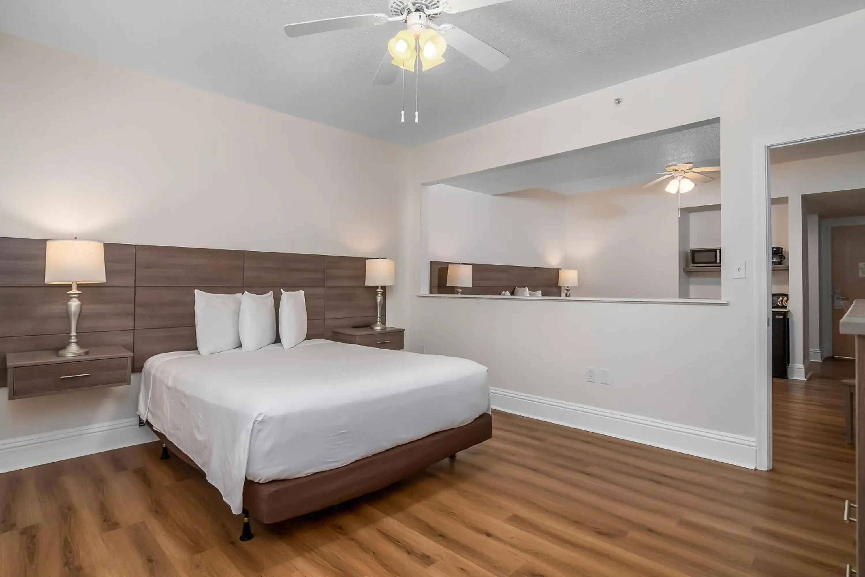 Bed in Naples Park Central Hotel Bed in Naples Park Central Hotel