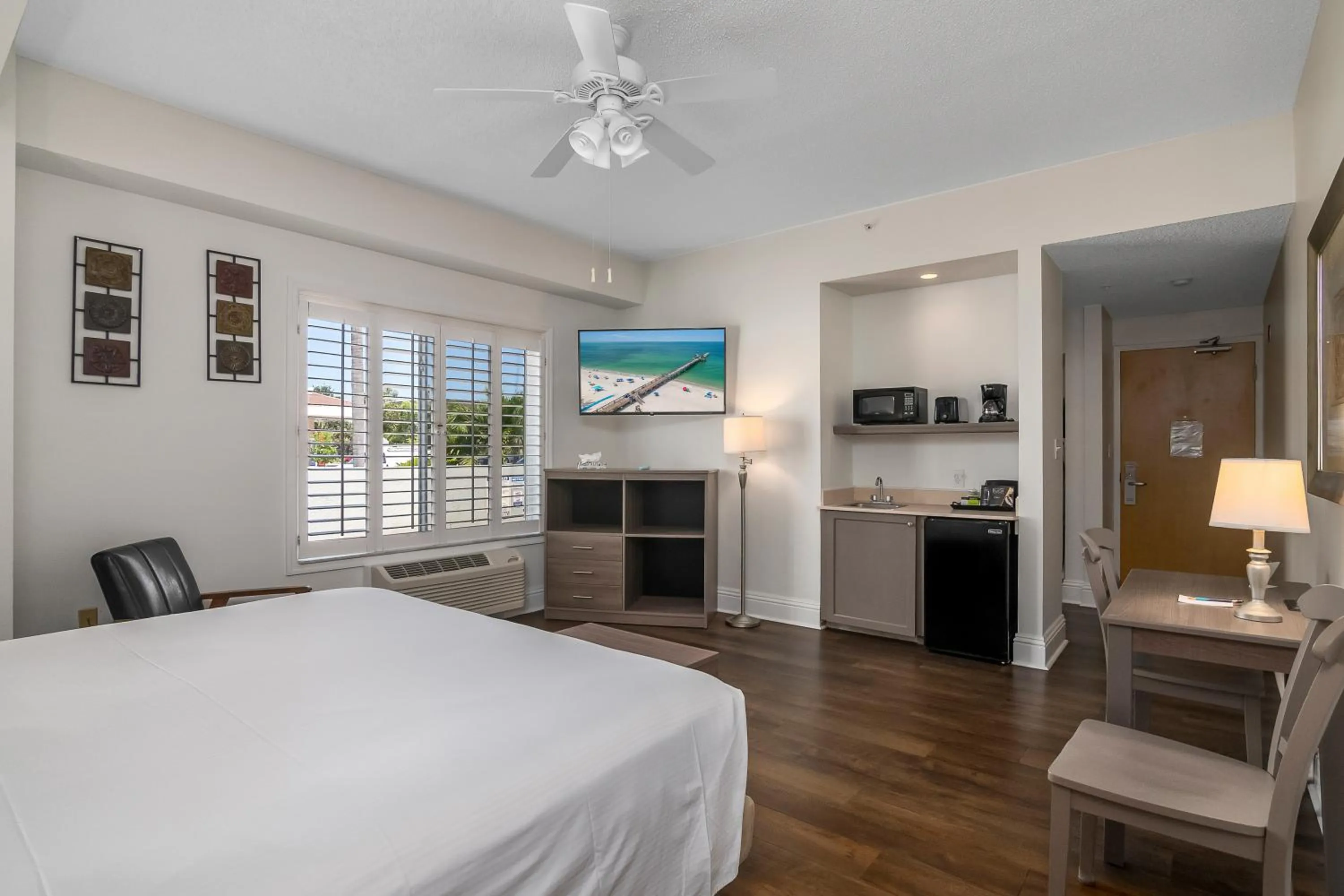 Bed in Naples Park Central Hotel