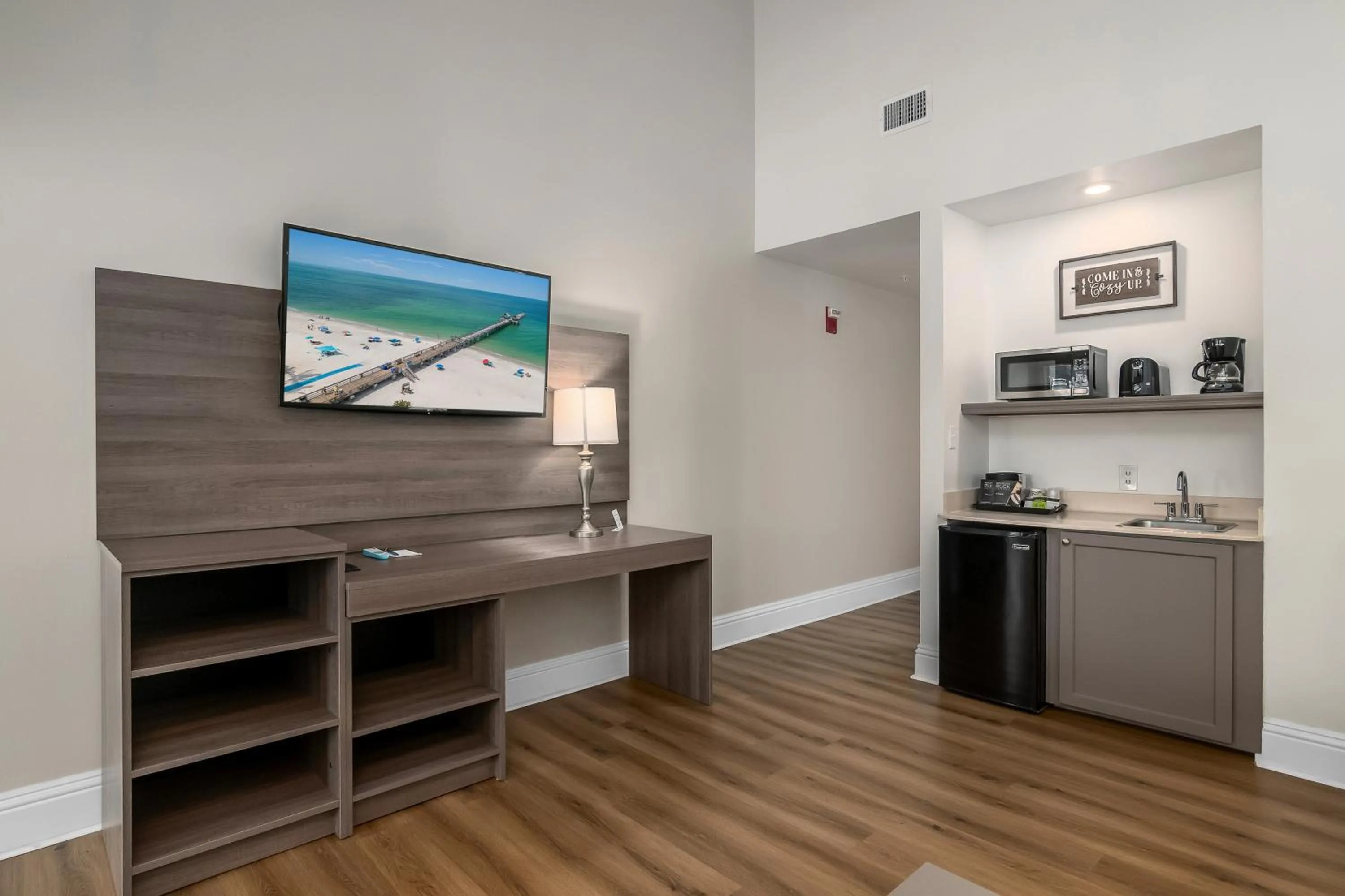 Naples Park Central Hotel